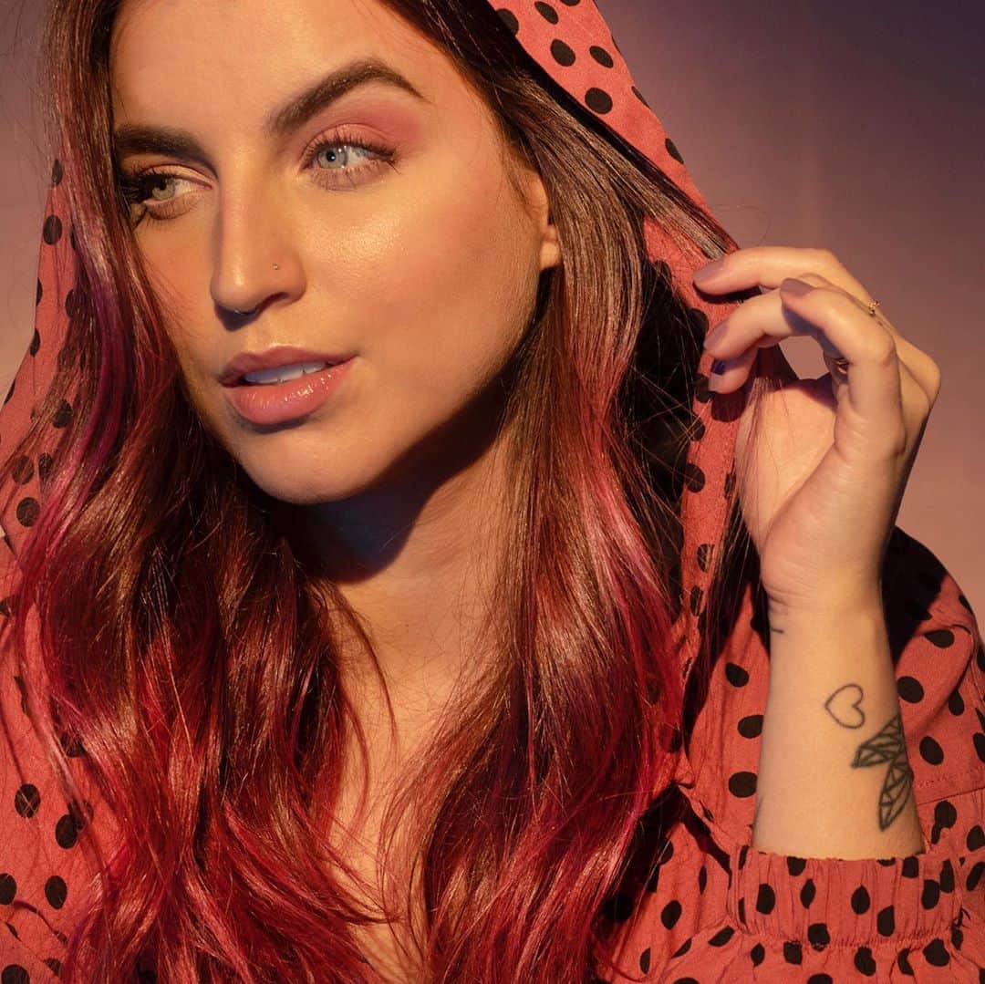 Bruna Unzuetaのインスタグラム：「Oiê! Ando sumida pelo feed, né? 💁🏻‍♀️」