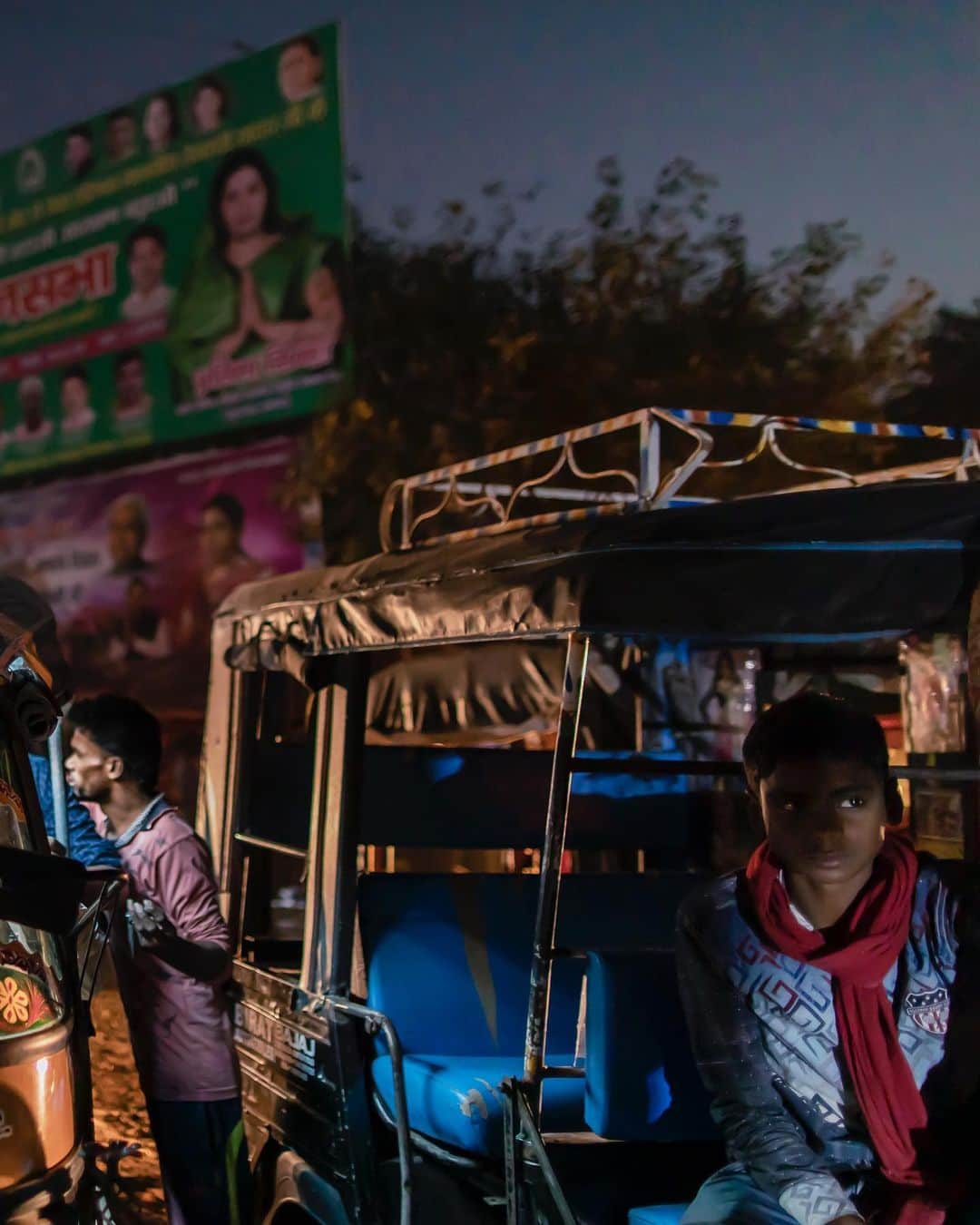 ジョン・スタンメイヤーさんのインスタグラム写真 - (ジョン・スタンメイヤーInstagram)「Passengers pile into and upon a rickshaws in Naugachia, many continuing their movement home after arriving by ferry along the Koshi River, Bihar State, India. ⠀⠀⠀⠀⠀⠀⠀⠀ India’s Daunting Challenge: There’s Water Everywhere, And Nowhere - Chapter 8 of the @outofedenwalk, my latest story in the August 2020 issue of @natgeo magazine. ⠀⠀⠀⠀⠀⠀⠀⠀ @natgeo @outofedenwalk #walkingindia #edenwalk #india #bihar #naugachia #rickshaw #passangers #overcrowed #transportation #night」7月28日 11時58分 - johnstanmeyer