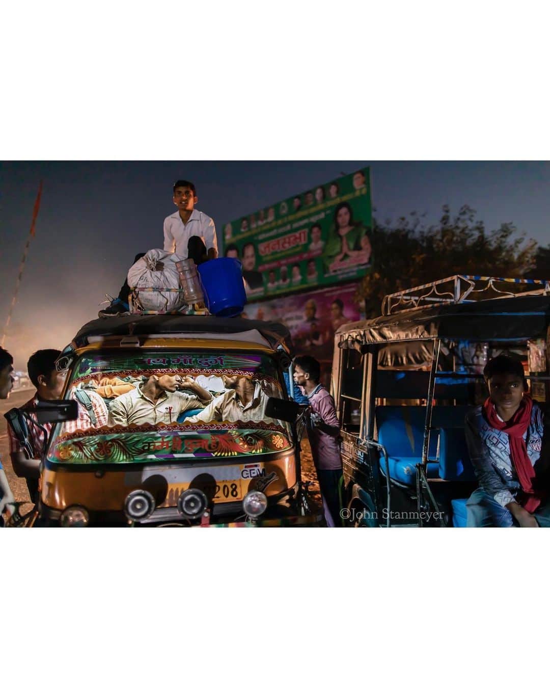 ジョン・スタンメイヤーさんのインスタグラム写真 - (ジョン・スタンメイヤーInstagram)「Passengers pile into and upon a rickshaws in Naugachia, many continuing their movement home after arriving by ferry along the Koshi River, Bihar State, India. ⠀⠀⠀⠀⠀⠀⠀⠀ India’s Daunting Challenge: There’s Water Everywhere, And Nowhere - Chapter 8 of the @outofedenwalk, my latest story in the August 2020 issue of @natgeo magazine. ⠀⠀⠀⠀⠀⠀⠀⠀ @natgeo @outofedenwalk #walkingindia #edenwalk #india #bihar #naugachia #rickshaw #passangers #overcrowed #transportation #night」7月28日 11時58分 - johnstanmeyer
