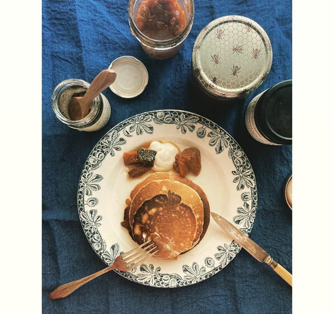 journaleatripのインスタグラム：「travel bottling  酵母ジュースと粉でパンケーキを 焼いた。 何つけて食べようと瓶を並べる フランス、カリフォルニア、沖縄、愛媛…。 . 旅の想いでとパンケーキ。」
