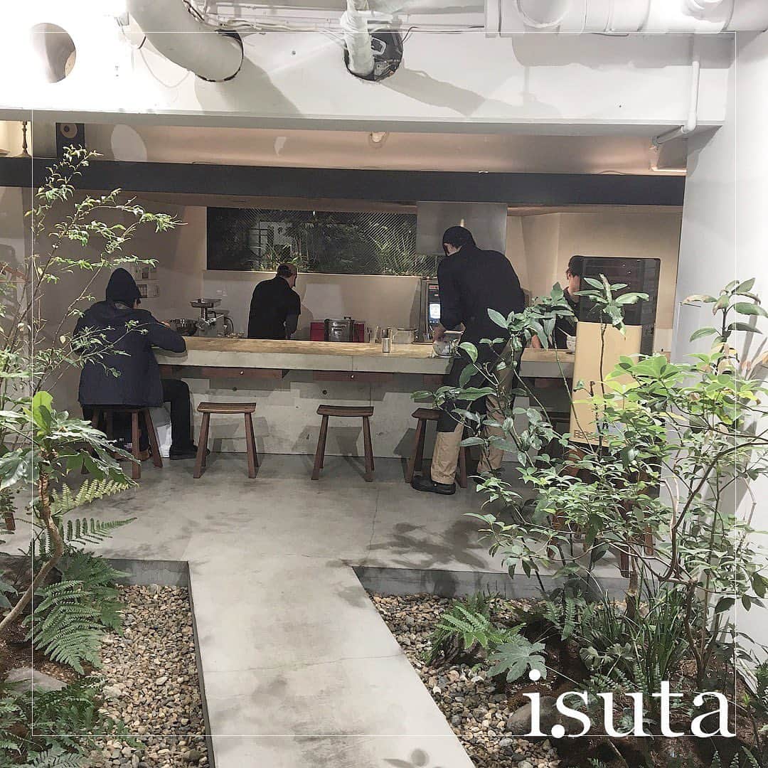のインスタグラム：「名前も看板もないラーメン屋さんって？！﻿ ﻿ ﻿ 「名前のないラーメン屋さん」というお店の名前も看板もないラーメン屋さんが京都にあるのをご存じですか？﻿ ﻿ ﻿ 三条駅から徒歩圏内。隠れ家のように階段を下りるとスタイリッシュでおしゃれなラーメン屋さんがあるんです♡﻿ ﻿ ﻿ 大きく分けてつけ麺かラーメンの2種類あり、トッピングにはチャーシューのほかに黒毛和牛やモツなど珍しいラインナップが展開されているんだそう。﻿ ﻿ ﻿ また、テーブルの引き出しに胡椒や山椒などの調味料がおしゃれなケースに入っていてとってもハイセンスなんです◎﻿ ﻿ ﻿ 隠れ家的おしゃれラーメン屋さん、ぜひチェックしてみてくださいね♪﻿ ﻿ ﻿ 【名前のないラーメン屋】﻿ 住所：京都府京都市中京区恵比須町534-31 CEO木屋町ビル B1F﻿ 営業時間：月～金 11:30-15:00/18:00-22:00　﻿ 　　　　　土・日・祝11:30-15:00/18:00-21:00﻿ 定休日：不定休﻿ ﻿ ﻿ photo by﻿ @s_h_i_i_n_o﻿ @310me7﻿ @yuiika_922﻿ ﻿ ﻿ #isuta #イスタ #isutapic﻿ #isutacafe #カフェ巡り #おしゃれカフェ ﻿ #名前のないラーメン屋 #京都グルメ #京都ラーメン ﻿ #京都カフェ #カフェスタグラム #京都カフェ巡り﻿ #cafestagram #カフェ #カフェ好き #ラーメン好き﻿ #ラーメン #お洒落な人と繋がりたい  #カフェ好きな人と繋がりたい」