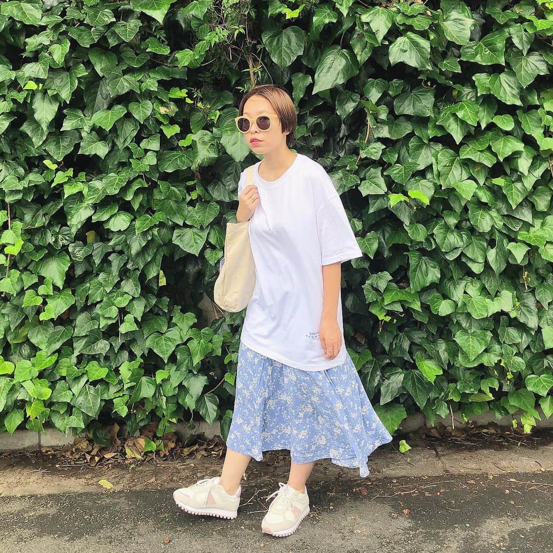 のインスタグラム：「． ★#ママコーデ ★． ． ．  「+YoutH @youth_jp_ 」 の#tシャツ ‼︎． ． バックスタイルがカッコいいよー✨ 二枚目の写真見てね🤳． ． 今ならショップ限定クーポンを 発行中‼︎． ． #ユニセックス で着れるtシャツ だから彼氏や旦那さんとも お揃いで着れるよー😊． ．  #Youth は ほかにもユニセックスで着れる オシャレなアイテムがたくさんあったのでチェックしてみて❤️． ． ．  ストーリーズにURLも張ったから 見て下さい！ ． ． #ユース#カジュアルコーデ  #カジュアル#カジュアル女子  #カジュアルファッション  #カジュアルスタイル  #ootd #ootdfashion  #fashion #instagood  #instafashion #code #ユニセックスコーデ  #ユニセックスファッション  #ユニセックスブランド  #メンズコーデ #メンズファッション  #mensfashion #mensstyle  #tシャツコーデ #tシャツデザイン  #バックプリント #ファッション #pr」
