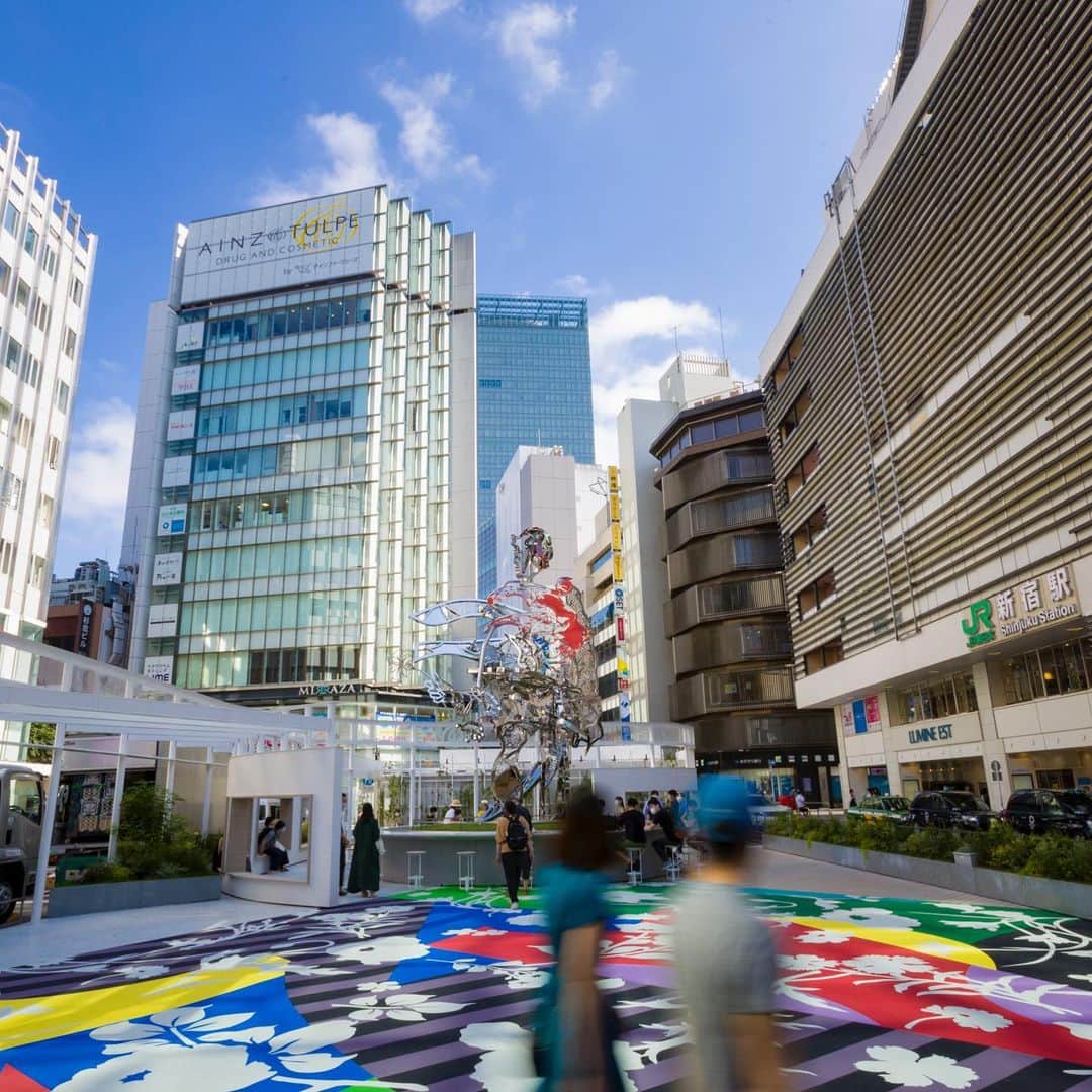 松山智一のインスタグラム：「Morning → Noon →Evening mood of “Hanao-San” #花尾　#shinjukuStation #ShinjukuEastSquare #LumineEST  朝昼晩、鎮座する「花尾」」