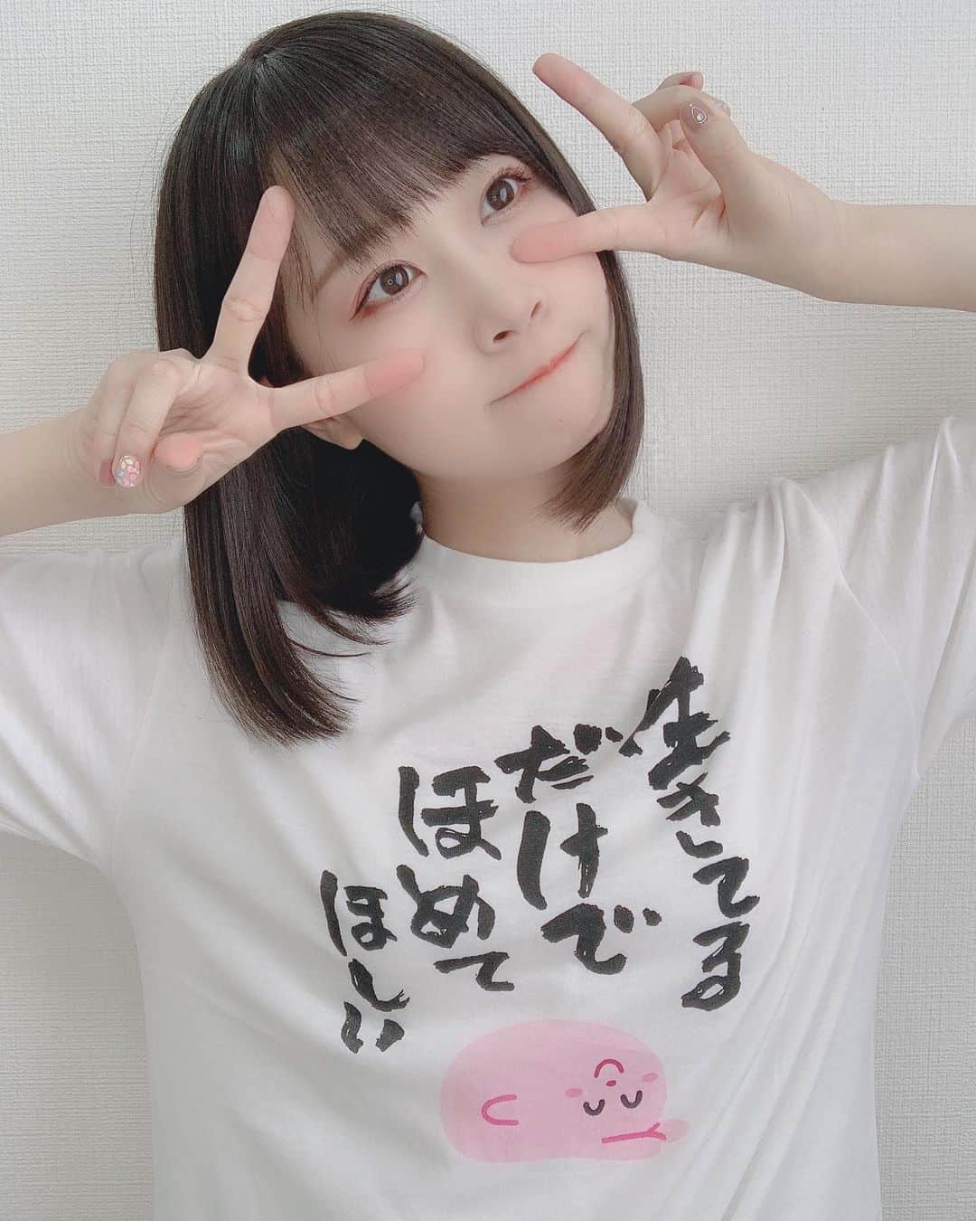 八木沙季のインスタグラム：「🐰🐰 . サンキューマートといらすとやの コラボTシャツ👕💓 めっちゃ可愛くない！？🤣 生きてるだけでほめてほしい…🥺🙏 他にも色んなTシャツとかグッズあった🥺💓 .」
