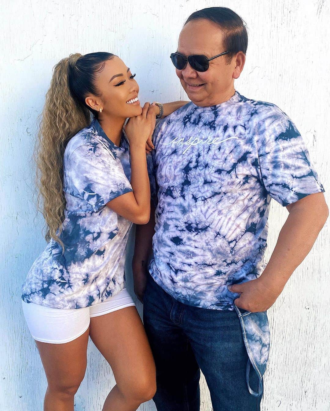 リアン Vのインスタグラム：「New Tie Dye “Inspire” T-Shirts & masks available NOW @shoplianev 💙 Hand made by yours truly 🤗 Me and PapaV are wearing “Ocean View” 🌊」