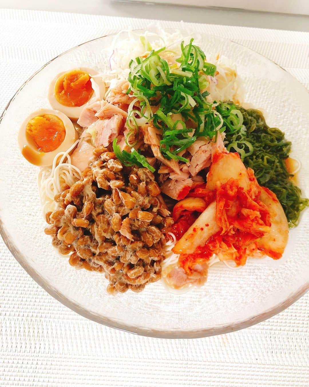 源崎トモエのインスタグラム：「豆腐そうめんで作る これで免疫力上がるでしょ🤍麺 納豆、キムチ、めかぶは免疫力上げてくれる 本当に万能食材☺️ . #免疫力アップ #免疫力を高める  #免疫力アップ食材  #納豆 #キムチ #めかぶ #チキン  #卵 #煮卵 #豆腐そうめん  #豆腐そうめん万能だわ」