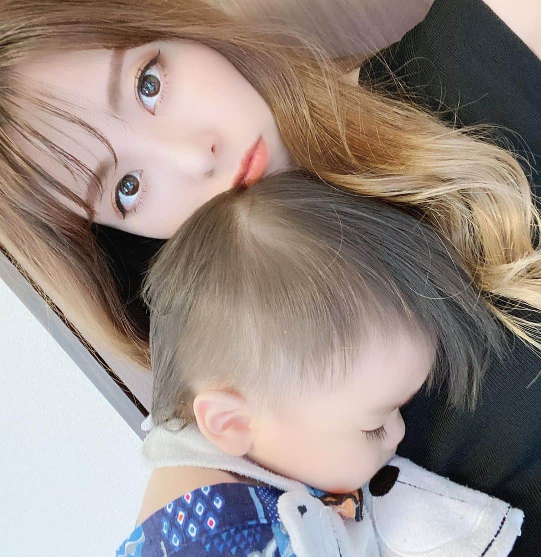 Momoeのインスタグラム：「. .  アプリってめちゃくちゃ肌綺麗に写るよな🦧 この肌になりてえ🦧🦧 （みよは変わらない） . . #happy #家事 #育児 #family #家族 #boy #smile #男の子 #息子 #code #love #lucky #kids #子供 #thankyou #宝物 #ベビー #fashion #follow #心 #縁 #パパ #ママ #家族写真 #男の子ママ #赤ちゃん写真 #photo #子育て #1歳 #flower」