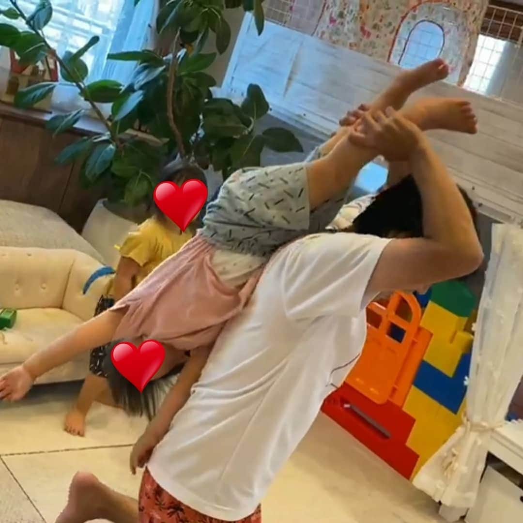 石田明さんのインスタグラム写真 - (石田明Instagram)「双子の娘にボコられました #娘たち #石田たち #双子 #まじ強い #フルボッコ」7月28日 12時21分 - nonstyle_ishida