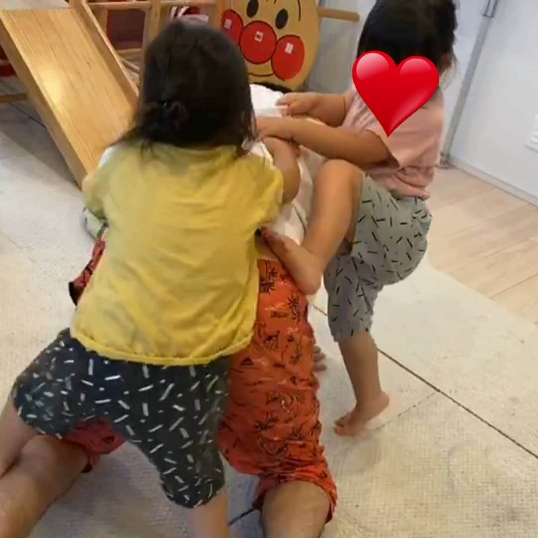 石田明さんのインスタグラム写真 - (石田明Instagram)「双子の娘にボコられました #娘たち #石田たち #双子 #まじ強い #フルボッコ」7月28日 12時21分 - nonstyle_ishida