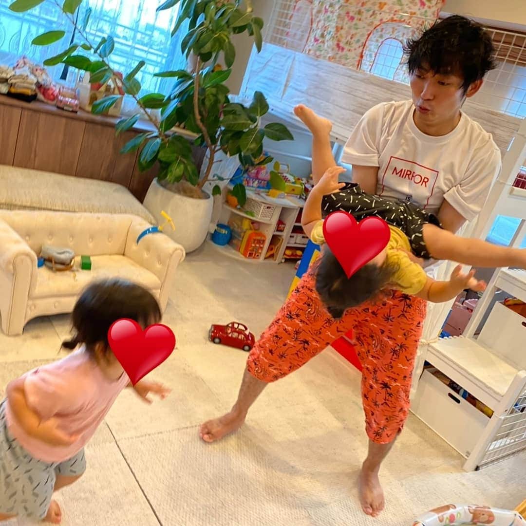 石田明さんのインスタグラム写真 - (石田明Instagram)「双子の娘にボコられました #娘たち #石田たち #双子 #まじ強い #フルボッコ」7月28日 12時21分 - nonstyle_ishida