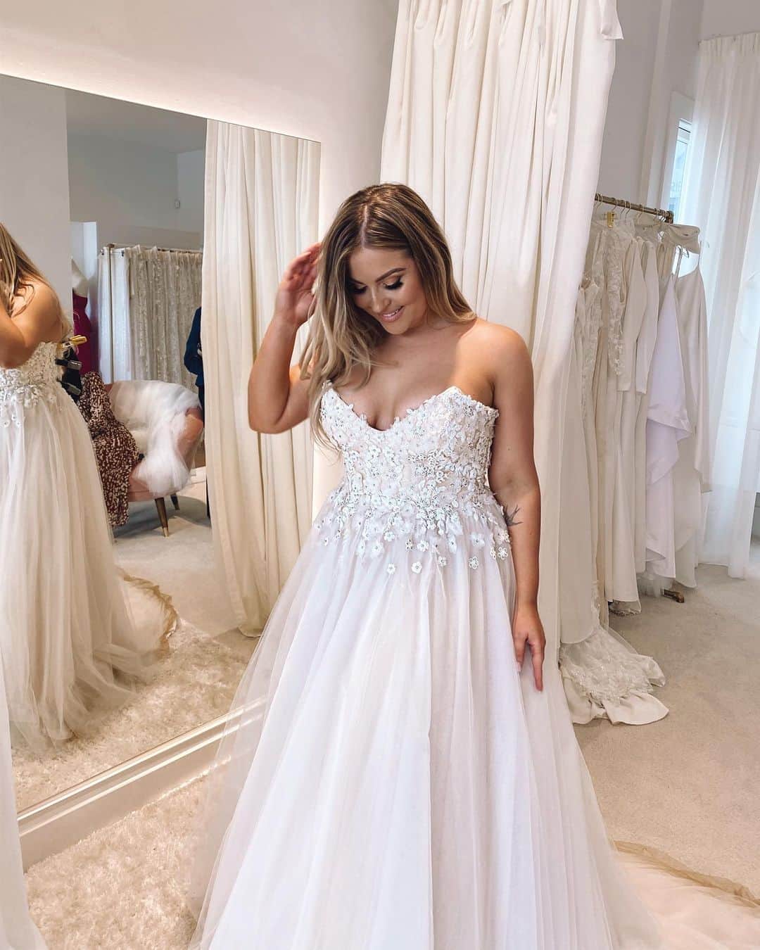 Shannonのインスタグラム：「Had the most amazing day finalizing a few choices for my wedding dress! 💓😭 this isn’t it, but how gorgeous is this style ⭐️ it’s by @trishpeng 🥰 what kind of dress do you think I’ll be wearing on my big day? I filmed everything too so you’ll see a decent sneak peek coming soon lol 😅」