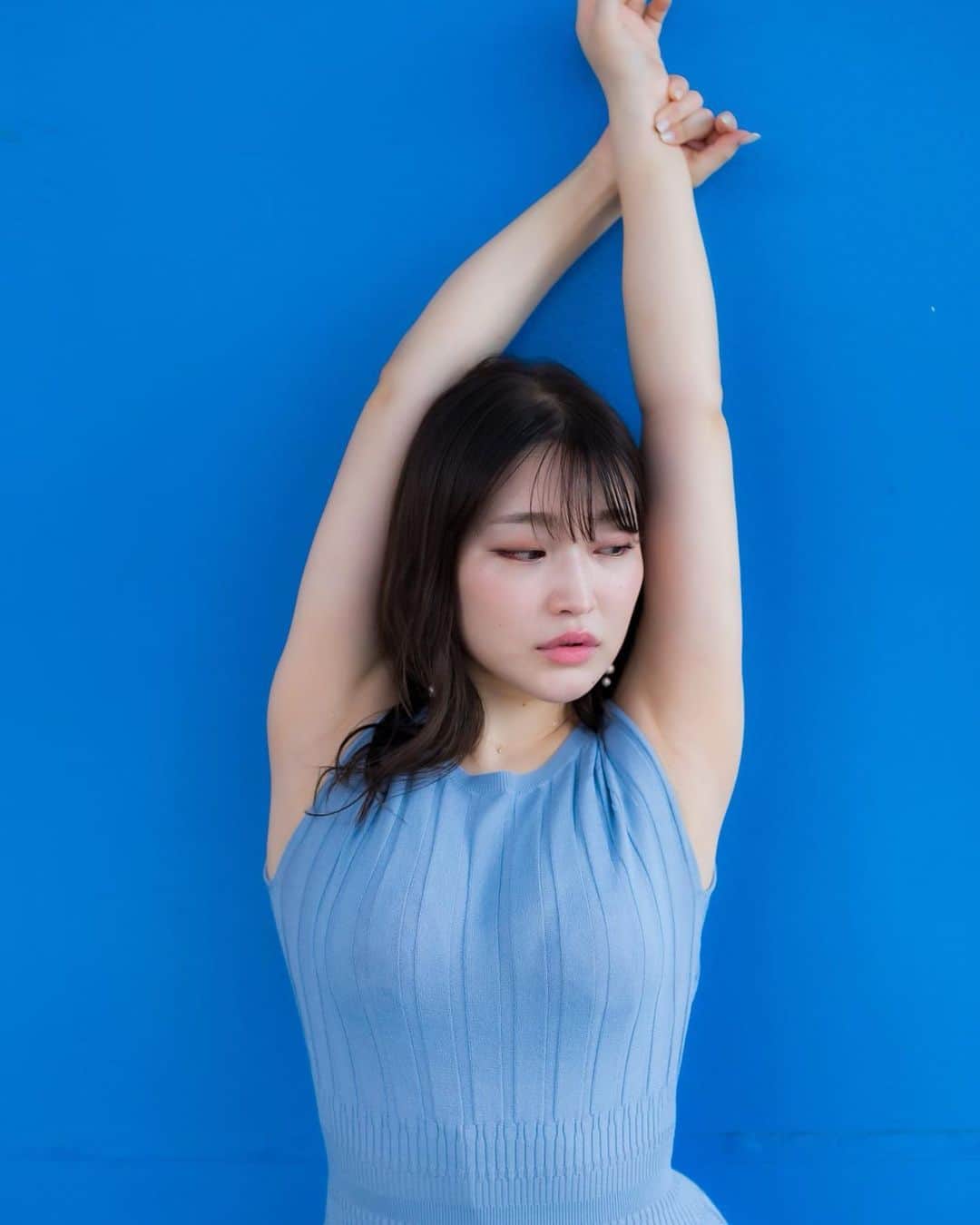 腋フェチ 悠木ゆうかさんのインスタグラム写真 - (悠木ゆうかInstagram)「青い壁と。 #脇 #