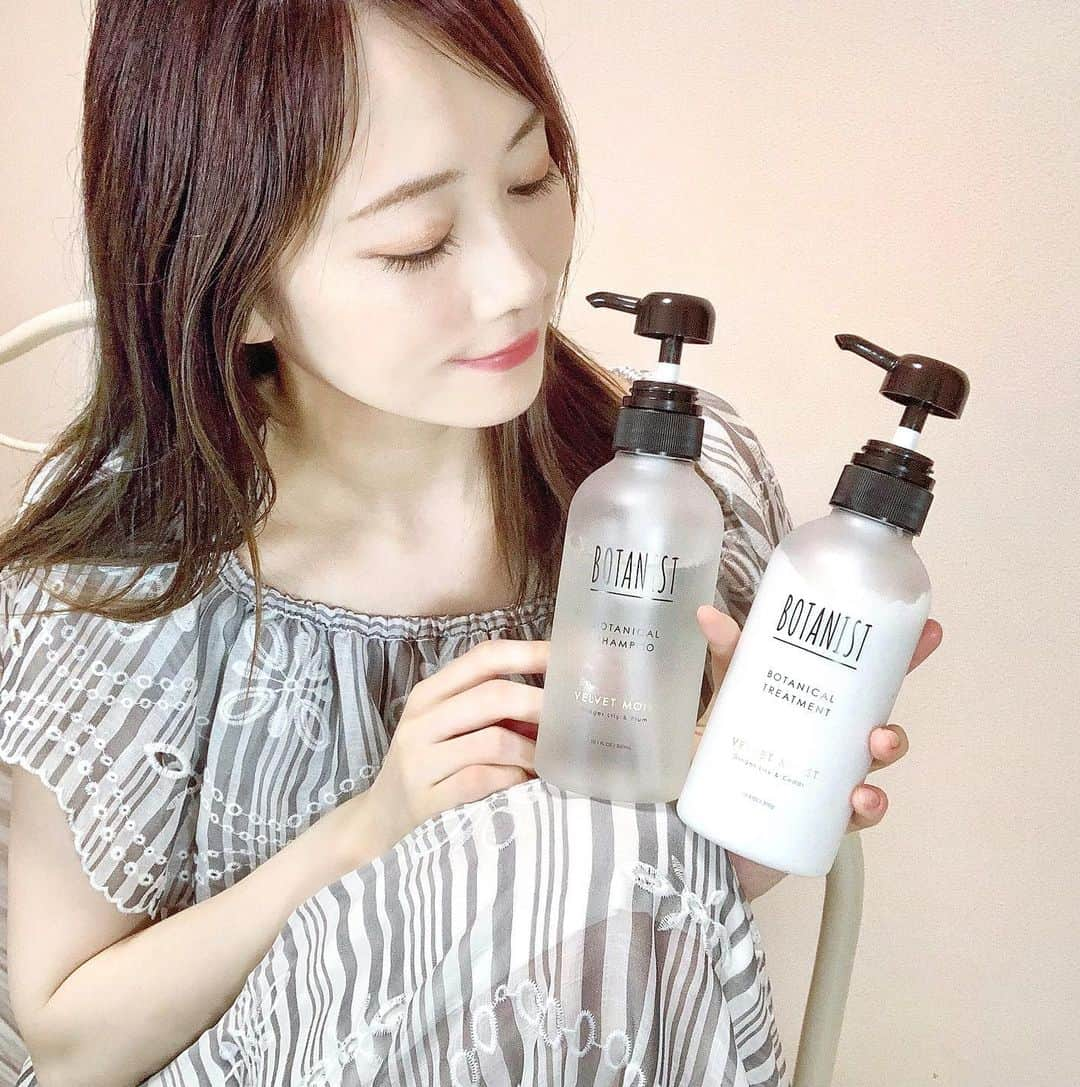 佐藤瀬奈さんのインスタグラム写真 - (佐藤瀬奈Instagram)「大好きな @botanist_official からヘアケアのプレミアムラインが出たとのことで早速使ってみました♡⠀ ⠀ 昔ながらの和成分が配合されているおかげか、潤うのにサラサラして湿気が多いこの時期も気持ち良い使用感🥰 軽いのに毛先はキレイにまとまってるの、写真で伝わるかなぁ？✨ (どちらもスタイリング無しの状態です！) 乾燥によるアホ毛＋毛先がはねるのも改善されました😭🙏⠀ ⠀ 髪質や仕上がり感で2種類選べるのも嬉しいポイント♡ ちなみに私は髪質が固めなのでベルベットモイストを使っています☺️⠀ ⠀ 香りもめちゃくちゃ良いのでかなりお気に入り💕 ・ ・ ・ #BOTANIST #ボタニスト #高品質 #ボタニカルシャンプー #botanicalbeauty #PR」7月28日 12時25分 - senapuu