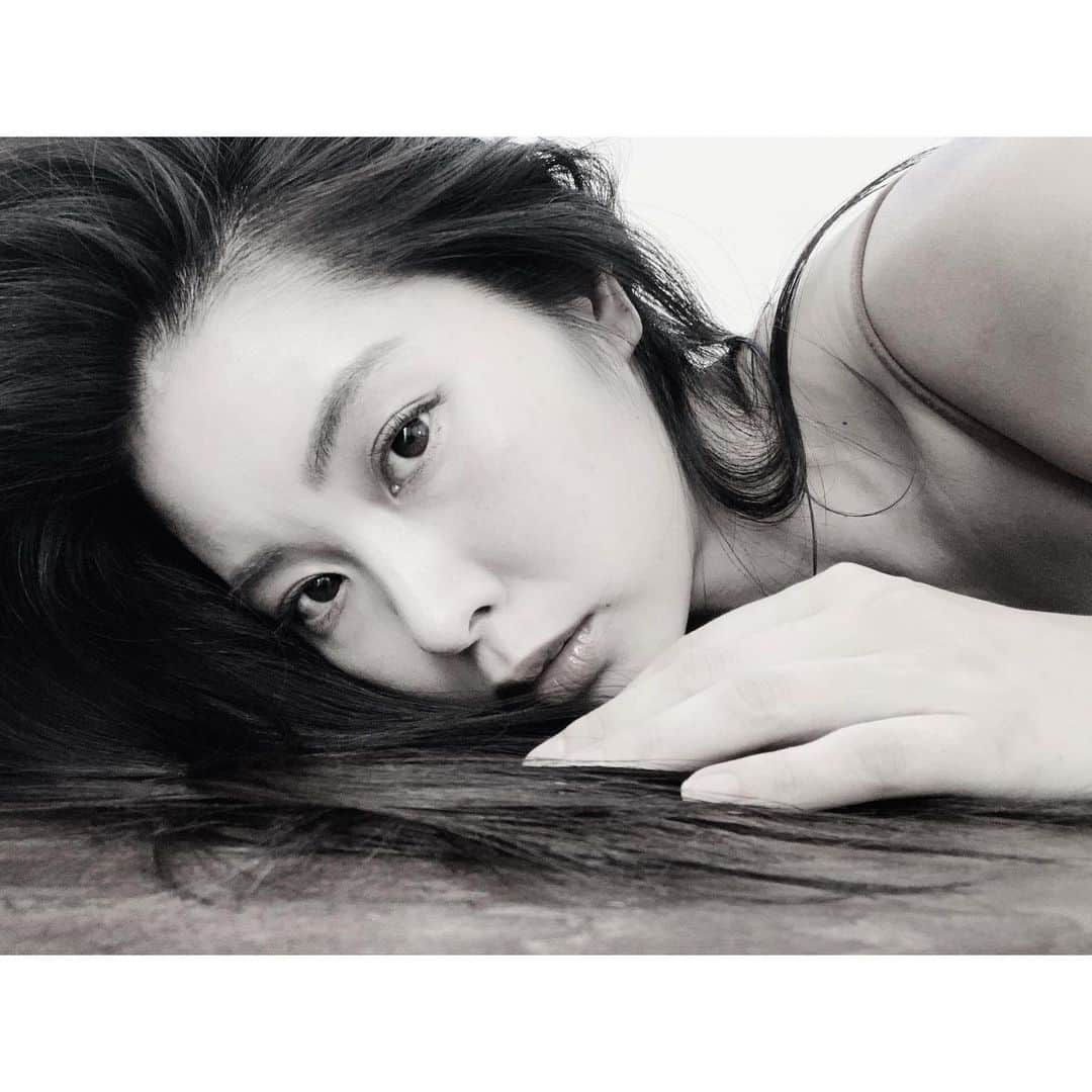 福山智可子のインスタグラム：「I am so grateful to all the wonderful woman and girls in my life who have supported me on this journey. Much love to you all😘  「女性の活躍」を促進する運動がSNS上で行われているよ！今回はただモノクロの自分の写真を投稿することで認識を高めているみたいです。これがただの投稿だけでなく、何かを知ることに繋がるキッカケになれば嬉しいです。 いつでも どこでも 誰でも、働き、学べる世の中へ。 . #empoweringwomen #challengeaccepted   #学びは一生  Thanks - @jujulee_z @narisasuzuki @darlingamyshi」