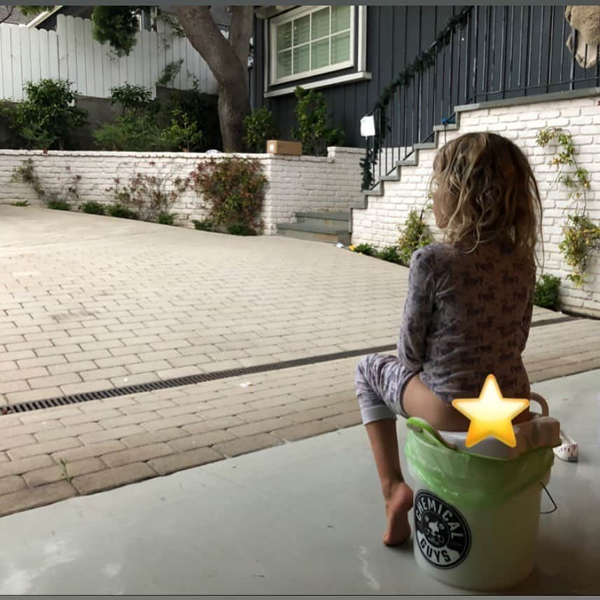 エリック・クリスチャン・オルセンのインスタグラム：「Pipe broke, had to shut off the main water valve to the house, pooping in a bucket in the garage. Neighbors at the tribal council are trying to vote us off the island. #2020 #fatheroftheyear #momsonawalk #shewillneverknow」