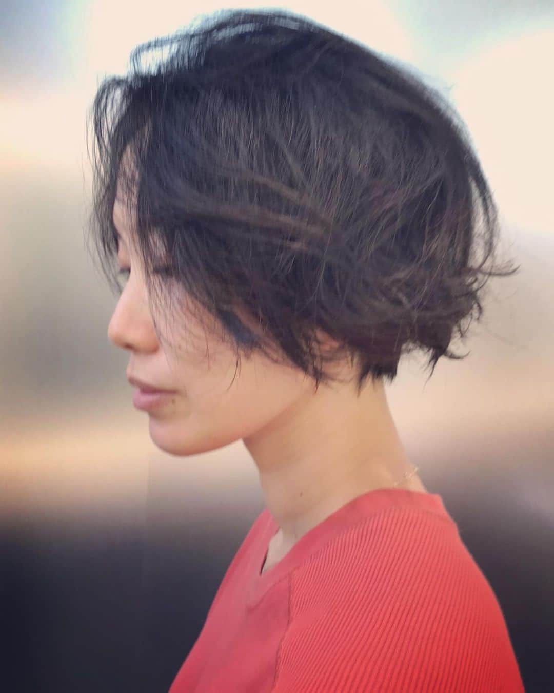 板井麻衣子さんのインスタグラム写真 - (板井麻衣子Instagram)「. ストーリーズには流してましたが、 少し前に髪の毛バッサリいきました！ ［洗う→乾かす→ワックス］だけでこのニュアンス❤️ 毛量あるし癖っ毛だしすぐ広がるしで99%まとめ髪で過ごしましたが、この癖っ毛がこれほど活かされているのを初めて見たわよ。 さすがっす！ ✂︎ by @sunaoakiyama   at @rock_hairdesign  . ちなみにこの日は3歳半の娘っ子も生まれて初めてのヘアカット(^^)母娘でお世話になりました。ちょっと緊張しながらも、嬉しそうにしてたのが可愛かったな。あぁ〜日々のシャンプー&ドライが圧倒的にラク〜😆 . #hairstyle#haircut#rockhairdesign#バッサリ#さっぱり#ショートボブ」7月28日 12時31分 - maikorophone