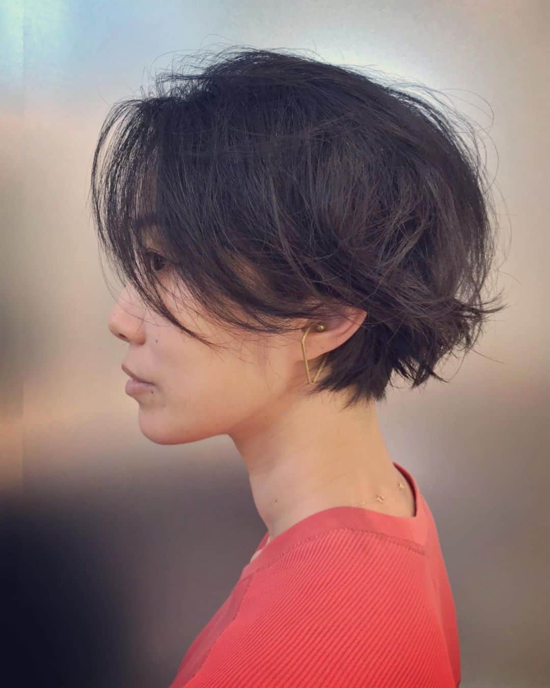 板井麻衣子のインスタグラム：「. ストーリーズには流してましたが、 少し前に髪の毛バッサリいきました！ ［洗う→乾かす→ワックス］だけでこのニュアンス❤️ 毛量あるし癖っ毛だしすぐ広がるしで99%まとめ髪で過ごしましたが、この癖っ毛がこれほど活かされているのを初めて見たわよ。 さすがっす！ ✂︎ by @sunaoakiyama   at @rock_hairdesign  . ちなみにこの日は3歳半の娘っ子も生まれて初めてのヘアカット(^^)母娘でお世話になりました。ちょっと緊張しながらも、嬉しそうにしてたのが可愛かったな。あぁ〜日々のシャンプー&ドライが圧倒的にラク〜😆 . #hairstyle#haircut#rockhairdesign#バッサリ#さっぱり#ショートボブ」