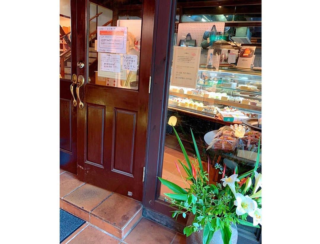 百合華さんのインスタグラム写真 - (百合華Instagram)「京都四条寺町にある小さな隠れ家カフェ『Re:CAFE』にて持ち込みスイーツタイム🍨💕  基本的には持ち込みは禁止なのですが今回はオーナー特権という事で許可をいただきましたww😘  @recafekyoto   いつも自転車で通り過ぎるお洒落なケーキ屋さん『SECOND HOUSE セカンドハウス 東洞院店』では、季節のフルーツたっぷりなとっても可愛いケーキ達がショーケースにぎっしり並んでおります💖  ガラス越しから眺めているだけでもキュンキュンしちゃう💓  百合譁はメロンのカップケーキ🍈✨💕  #japan #日本 #kyoto  #京都 #四条 #寺町通り  #cafe #recafe #隠れ家カフェ #lunchtime  #ランチタイム #sweetstime  #スイーツタイム #cake #ケーキ #ケーキ屋さん #secondhouse #セカンドハウス東洞院店 #季節のフルーツ #ショーケース #melon  #メロン #美食 #美食家」7月28日 12時32分 - yurika.lovelily