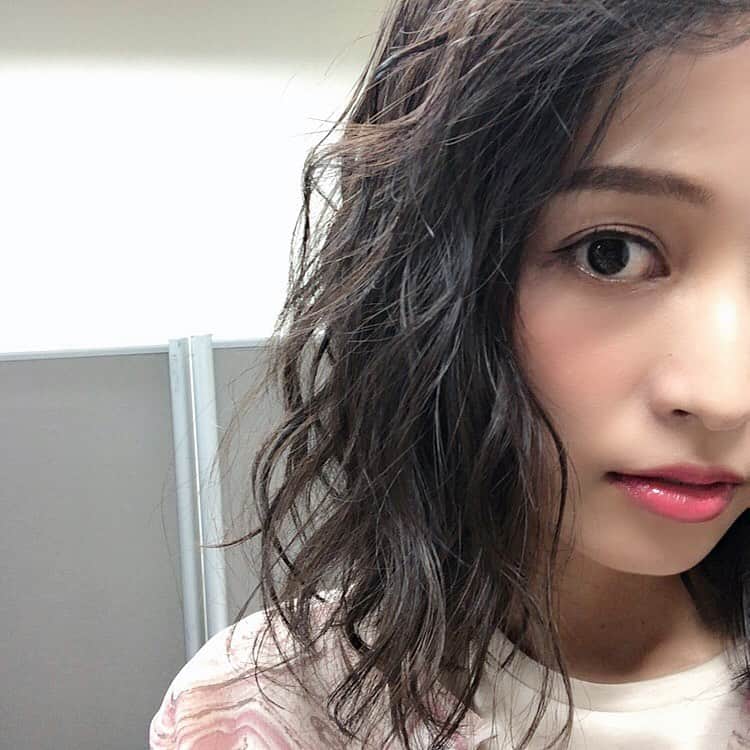 のインスタグラム：「髪の毛くるくる🤩﻿ ﻿ ﻿ この髪型好きー♡♡♡﻿ ﻿ ﻿ ﻿ #hairmake﻿ #hair﻿ #make﻿ #model﻿ #OFFICENOIR﻿ @officenoir」