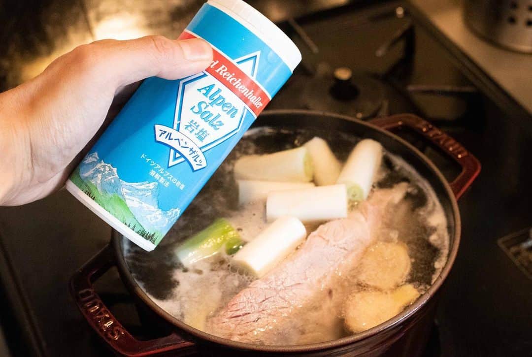 Iguchi Takuto... おうちごはんおじさんさんのインスタグラム写真 - (Iguchi Takuto... おうちごはんおじさんInstagram)「🍳Today’s kitchen(📝レシピあり)﻿ •やわらかジューシー!塩茹で豚🐷﻿ 塩と生姜と白ネギだけで、この旨さ。﻿ とろけるような柔らかさの豚と、﻿ 豚の旨味あふれるスープはたまりません🤤✨﻿ 素材の旨味MAXです！！ このスープをラーメンに使っても旨い！！！﻿ 茹で豚は多めに作っておくと、そのまま食べるものよし﻿ トッピングなどでアレンジするもよし、﻿活用幅が広い とっても嬉しい料理なので是非お試しくださいな🙆‍♂️❣️﻿ ﻿ 🐷材料﻿ 豚肩ロース…700g﻿ 白ネギ…1本﻿ 生姜…1片﻿ 水…800ml﻿ アルペンザルツ…大さじ1﻿ ﻿ 🍳作り方﻿ ①白ネギは一口大に切る。生姜はスライスしておく。﻿ *﻿ ②鍋に水と生姜を入れ、沸騰させる。﻿ *﻿ ③豚肉を入れ、アルペンザルツを加え、灰汁をとる。﻿ *﻿ ④蓋をして弱火で1時間半煮込む。﻿ ﻿ ﻿ アルペンザルツ(@alpensalz_jp )さんのアカウントでは、﻿ 他の方々のレシピも掲載されております！！☻﻿ 是非ご覧下さいねー！😙﻿ ﻿ ﻿ 美味しいで日本を元気に꒰⍨꒱.+*﻿ ﻿ ━…━…━…━…━…━…━…━…━…━﻿ ﻿ ▼.YouTube始めました🍳﻿ 【らくうまチャンネル】と検索して下さい。﻿ 簡単×美味しい料理はもちろん、﻿ <食をエンターテイメントに💐>をテーマに、﻿ 楽しいコンテンツをたくさん投稿していきます！﻿ 是非チャンネル登録お願いします🙇‍♂️﻿ https://www.youtube.com/channel/UCU8N32A-DZ4aGMH1YZ06gYA﻿ ﻿ ▼.料理教室主宰しています🍳(..開講祝1年💐)﻿ Foodies Labo(@foodies_labo)﻿ 簡単×美味しいに拘り、都内で料理教室を開催しています。﻿ 料理初心者•初参加の方•お友達との参加も大歓迎🙆‍♂️🙆‍♀️﻿ まずは気軽にフォローして下さい！﻿ ﻿ ▼.デリバリー専門のレストランを始めました🍴 ﻿ Foodies Tokyo(@foodies_tokyo)﻿ 不定期での営業となりますが、﻿ Uber Eatsに出店しています！﻿ イベントなども都度行っていますので、﻿ 詳しくは、公式アカウントをご覧下さい！﻿ ﻿ ▼.ストーリーズのハイライトをまとめました🎥﻿ 過去にストーリーズで配信した、イベントの様子や、﻿ 企業さまとのお仕事、日々の料理のシーン、﻿ 自身の掲載記事など、アイコン毎にまとめています。﻿ ご興味ある方はご覧下さい！﻿ ﻿ ━…━…━…━…━…━…━…━…━…━﻿ #アルペンザルツ#アルペンザルツの塩 #美味しい塩 #PR﻿ #らくうまレシピ#おうちごはんおじさんのレシピ #時短レシピ﻿ #簡単レシピ #レシピ #らくうま飯#らくうま料理#らくうま料理家#らくうま料理研究家#料理家#料理研究家#井口タクト#おうちごはん#おうちごはんおじさん#料理男子#家庭料理#簡単料理#手作りごはん#飯テロ#料理好きな人と繋がりたい#茹で豚#staub#ストウブ#Foodstylist#焼豚#煮豚」7月28日 12時45分 - ouchigohan_ojisan