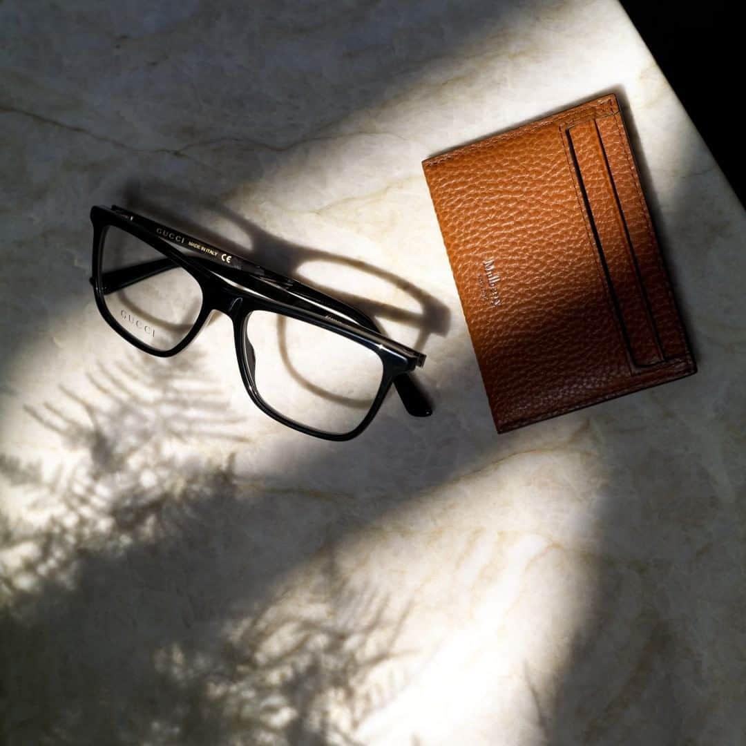のインスタグラム：「When it comes to accessories, sometimes it pays to stick to the classics. A pair of black-rimmed spectacles and a luxurious leather cardholder will see you through the seasons seamlessly. #MRPORTER」