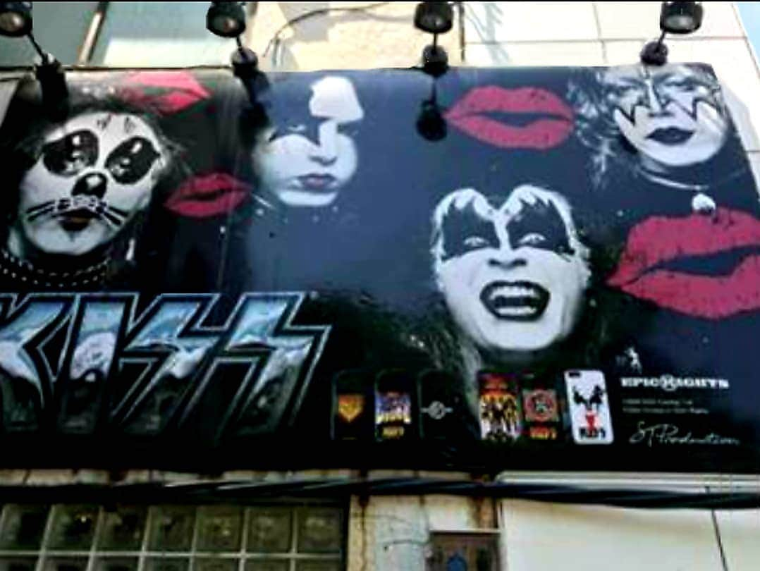 KISSさんのインスタグラム写真 - (KISSInstagram)「#KISS Sighting: Billboard spotted on building in #Tokyo, #Japan. #KISSisEverywhere!  Thanks to Yoichi for sharing with us!」7月28日 3時53分 - kissonline