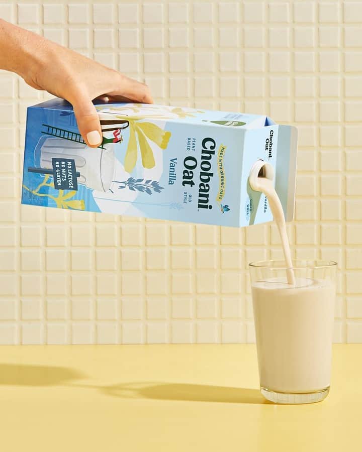 Chobaniのインスタグラム：「A question for our coffee drinkers and cookie dippers–which Chobani Oat flavor is in *your* fridge? 🥛☕️🍪」