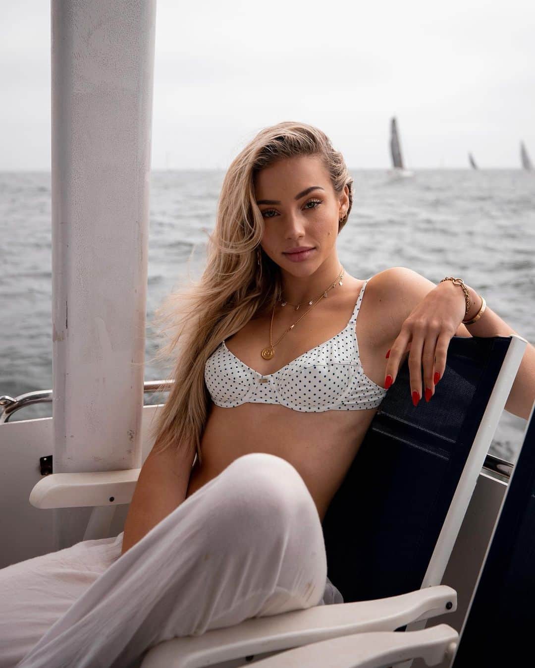 チャーリー・ジョーダンのインスタグラム：「Swipe for some 🌬  Going live on the Herb page today at 1:20!  Suit from @gooseberryintimates  Thanks for taking us out @boatchronicles  PC @evanpaterakis」