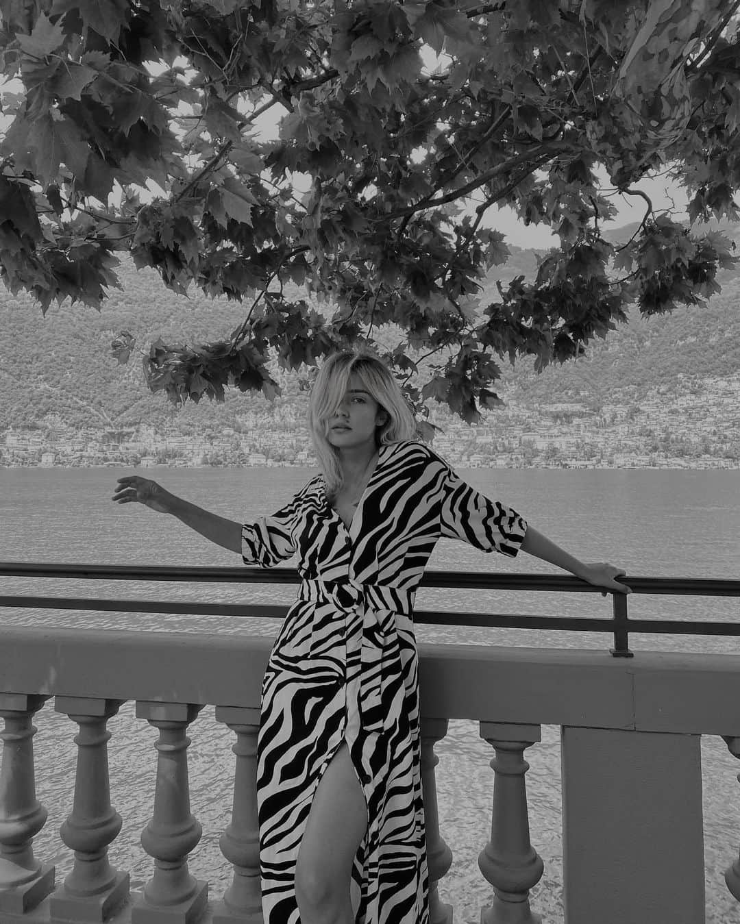 エレオノーラ・カリシのインスタグラム：「I went back to black and white stripes to bring out the animal inside me 🦓🌿」