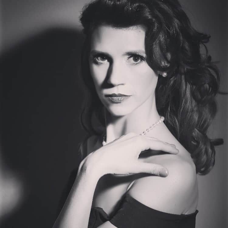 ジュリー・マクニヴンのインスタグラム：「#challengeaccepted #womenempowerment -a throwback to a shoot with @karenfrenchphotography & @chelsearosebeauty  . -thank you @chelseaxhobbs , @vanessacater , @autumnfederici and @msheidicox who all challenged me within hours of each other.  Love my ladies! #lovemyladytribe ❤️🙌」