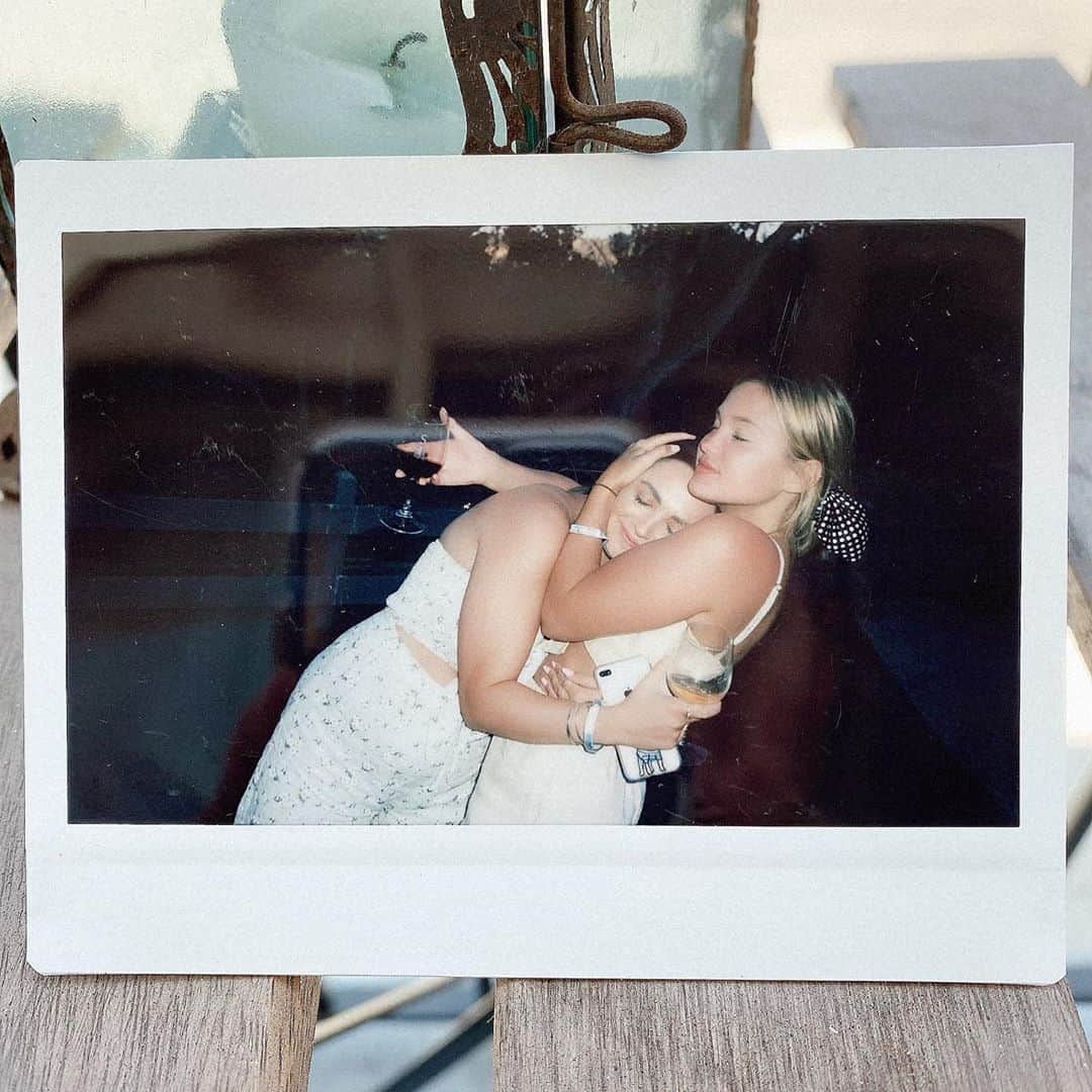 オリヴィア・ホルトのインスタグラム：「BFF b 25 😭😭🤸🏼‍♀️💕🤩🥳」