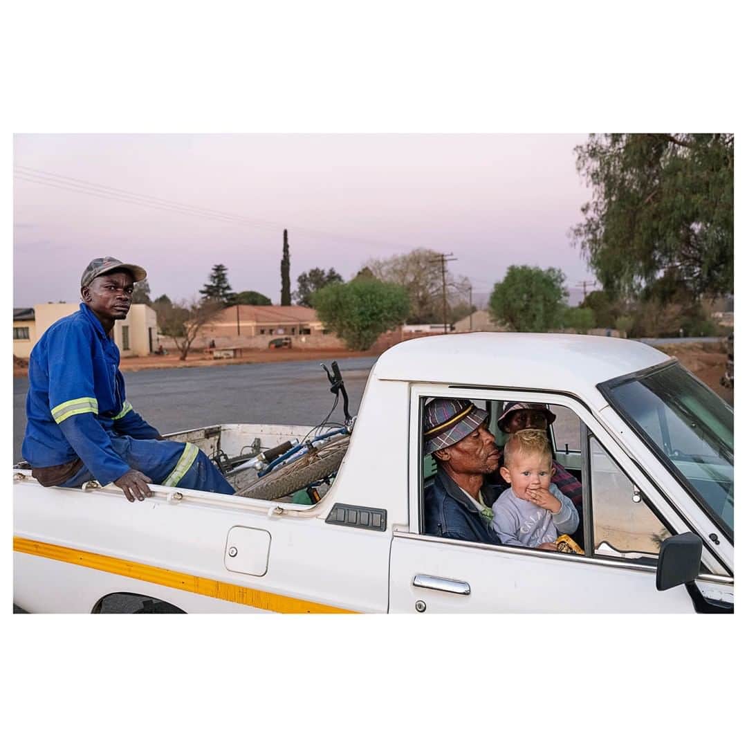Magnum Photosさんのインスタグラム写真 - (Magnum PhotosInstagram)「“These farmworkers were waiting in a bakkie (a pick-up truck) outside one of the main supermarkets in Daleside, a rural town to the south of Johannesburg. What was amazing to witness was the seemingly unconditional love that this young boy showed for the farmworkers. I felt that this action from the baby came from a good place and couldn't help but wonder what might happen if the whole world could act in the same way as this child." –  @lindokuhle.sobekwa⁠ .⁠ Build your photography collection with this unique opportunity to purchase signed or estate-stamped prints by over 100 of the world’s leading photographic artists for $100, with Magnum photographers and Vogue both donating 50% of their proceeds to National Association for the Advancement of Colored People (@naacp), the longest-running, and largest civil rights organization in the United States.⁠ .⁠ Link in bio to shop this image, and the full selection.⁠ .⁠ PHOTO: Farmworkers outside the supermarket with their boss's child. 2019.⁠ .⁠ © @lindokuhle.sobekwa/#MagnumPhotos⁠ ⁠ #MAGNUMSQUARE #Solidarity #printsale」7月28日 4時25分 - magnumphotos