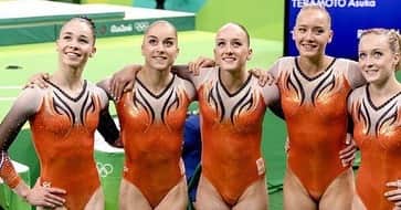 のインスタグラム：「STATEMENT  De afgelopen periode vormt er een opeenstapeling van triest nieuws vanuit de turnwereld. Eerst internationaal, maar nu ook nationaal. Ons medeleven gaat uit naar iedereen die negatieve ervaringen in onze sport heeft gehad.  Als huidige Nationale Oranje Selectie hechten wij er waarde aan om onze reactie te geven. Wij herkennen ons niet in het beeld dat nu geschetst wordt van het Nederlandse turnen met betrekking tot de verhalen van vroeger. Waarin vroeger ruimte was voor fysieke en mentale geselingen, behoort dit wat ons betreft tot het verleden. Bij ons huidige team heerst een gezond topsportklimaat. Natuurlijk zoeken wij als topsporters fysieke en mentale grenzen op om het verschil te maken en om weer een stap verder te komen. Maar er is bovenal ruimte voor liefde voor de sport. Samen met onze coaches stellen wij onze programma's samen en iedereen realiseert zich dat het echte verschil wordt gemaakt door maatwerk en in te spelen op de individuele behoefte. Elke stap die we hier met z’n allen hebben gezet en elke stap die we nog moeten zetten draagt bij aan het behalen van de potentie van het individu en daarmee van het team.    Wij kunnen geen oordeel geven over de breedtesport. Maar vragen wel iedereen eigen verantwoordelijkheid te nemen om te realiseren waar het om draait: liefde voor de sport. Voor de jeugd vinden wij het belangrijk dat sport een uitlaatklep is en dat men blijft bewegen.   Wat ons betreft is de turnsport in Nederland de laatste jaren de juiste weg ingeslagen. Natuurlijk is er nog altijd ruimte voor verbetering en moet deze ruimte benut worden! Laten we vooral samen het gesprek aangaan en de discussie blijven voeren over hoe we dit samen bereiken. Wij roepen de KNGU op om de ingeslagen weg niet te blokkeren of af te breken. Er gebeuren veel mooie dingen die juist de volgende generatie inspireert en helpt om van onze sport te genieten. Wij voelen ons verantwoordelijk om een gezond (top)sportklimaat achter te laten voor de volgende generatie. Een klimaat waarin iedereen op elk niveau kan genieten van de sport waarin plezier, gezondheid en veiligheid voorop staan.」
