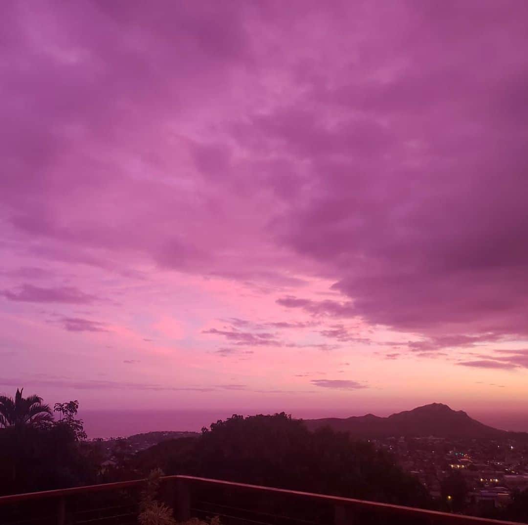 マヤ アリーナのインスタグラム：「Still in awe with last night’s post #hurrricanedouglas sunset sky. 昨日のサンセット本当に凄かった。」