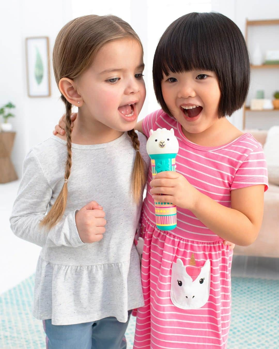 Skip Hopさんのインスタグラム写真 - (Skip HopInstagram)「It's llamazing! 🎶 Our NEW La La Llama Microphone encourages kids to sing loud and proud! 🎤  What song is your little one going to sing?   #karaokefun #lalala #skiphop」7月28日 4時48分 - skiphop