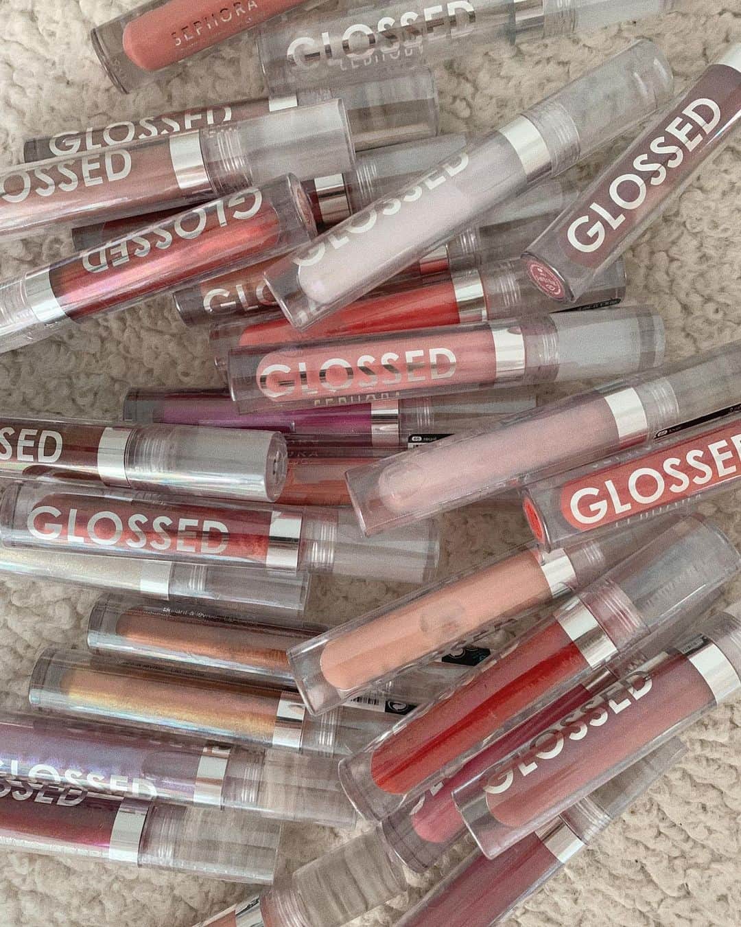 Kelsey Simoneさんのインスタグラム写真 - (Kelsey SimoneInstagram)「Huge lip gloss giveaway with @sc! You could win a Sephora Collection Glossed Lip Gloss Kit worth $280 to keep your lips glossy all summer, I’m wearing shade “ 95 Booked “ 👄 Rules: - Must be following me & @sc - Comment on this post tagging a friend and @sc and #SCSweepstakes  1 winner (must be 13+), you have 48 hours to enter, US & Canada only...no Quebec! Link in bio to the rules. #SephoraCollection #BeautyUnComplicated #ad」7月28日 4時54分 - k.els.e.y