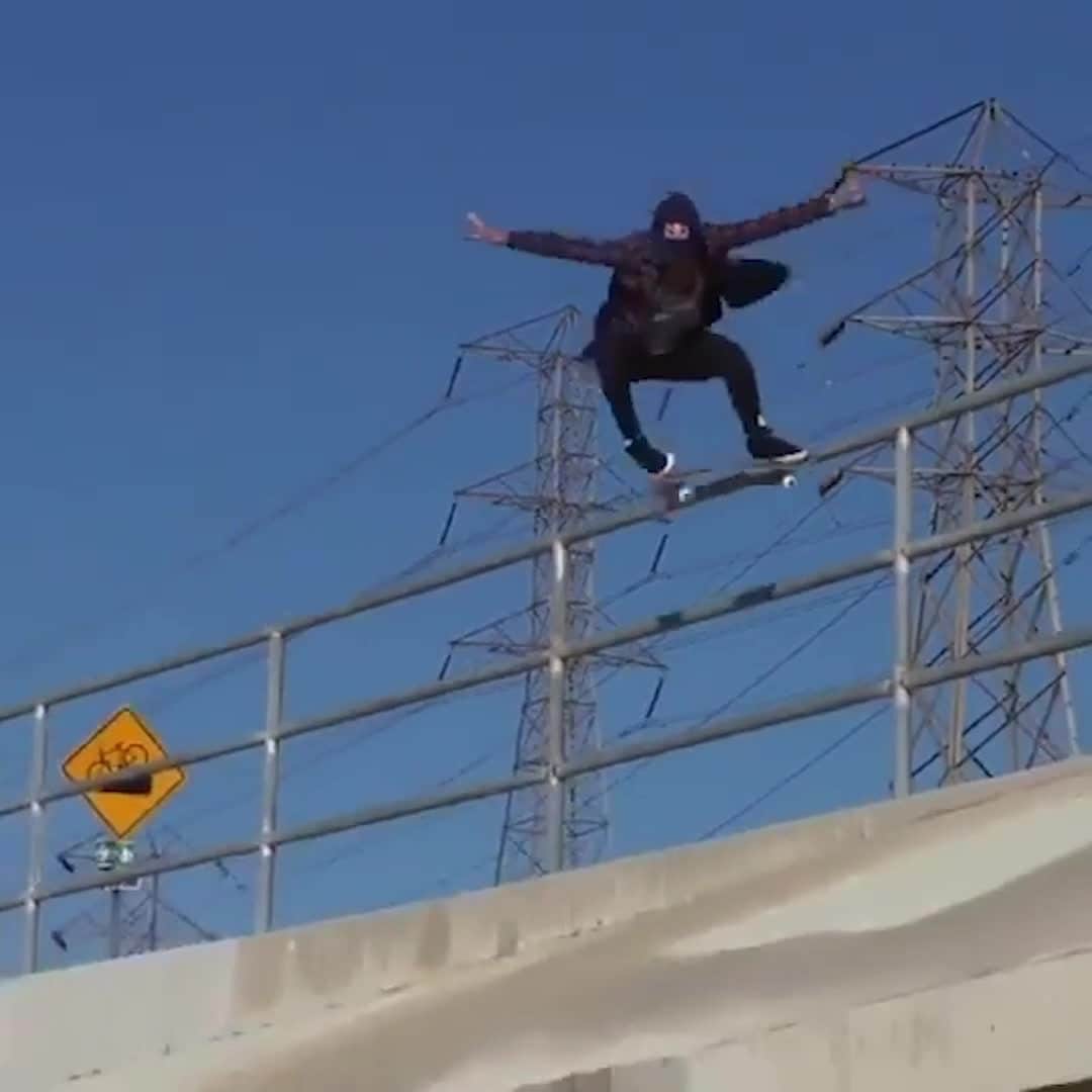 レッドブルのインスタグラム：「@leticiabufoni went all the way 🆙 for this tail drop😲⁣  ⁣ 🎥: @drpurpleteeth⁣ @redbullskate #skate #skateboarding #redbull #givesyouwings」