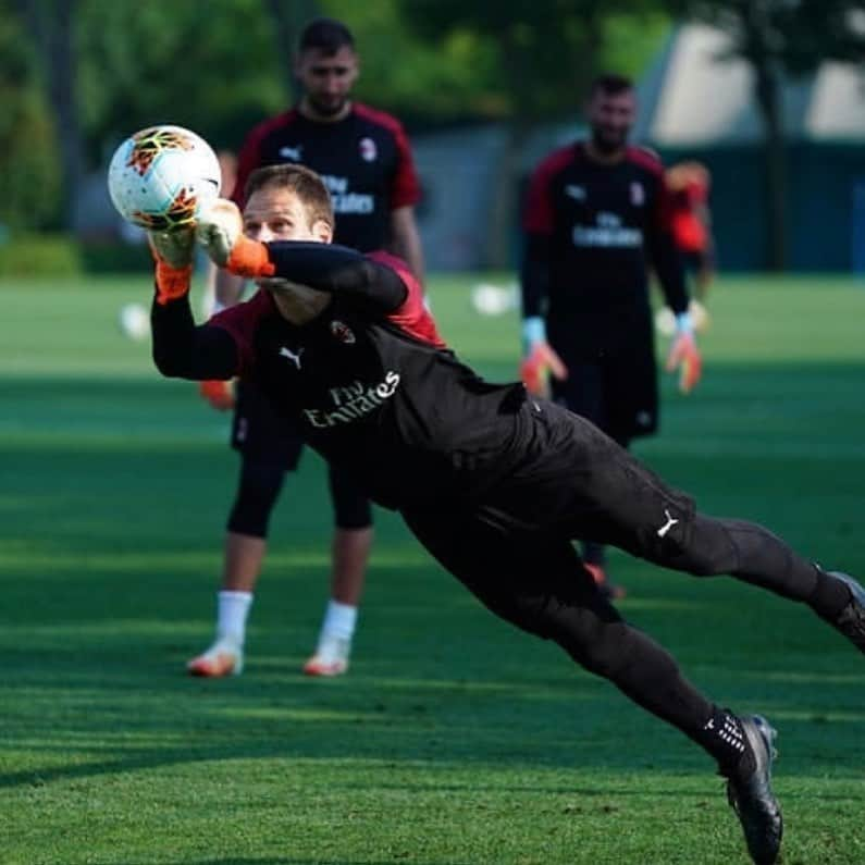 アスミル・ベゴヴィッチさんのインスタグラム写真 - (アスミル・ベゴヴィッチInstagram)「Happy Monday! ⚫️🔴🆎🧤 @acmilan @ab1gk」7月28日 5時09分 - asmir1