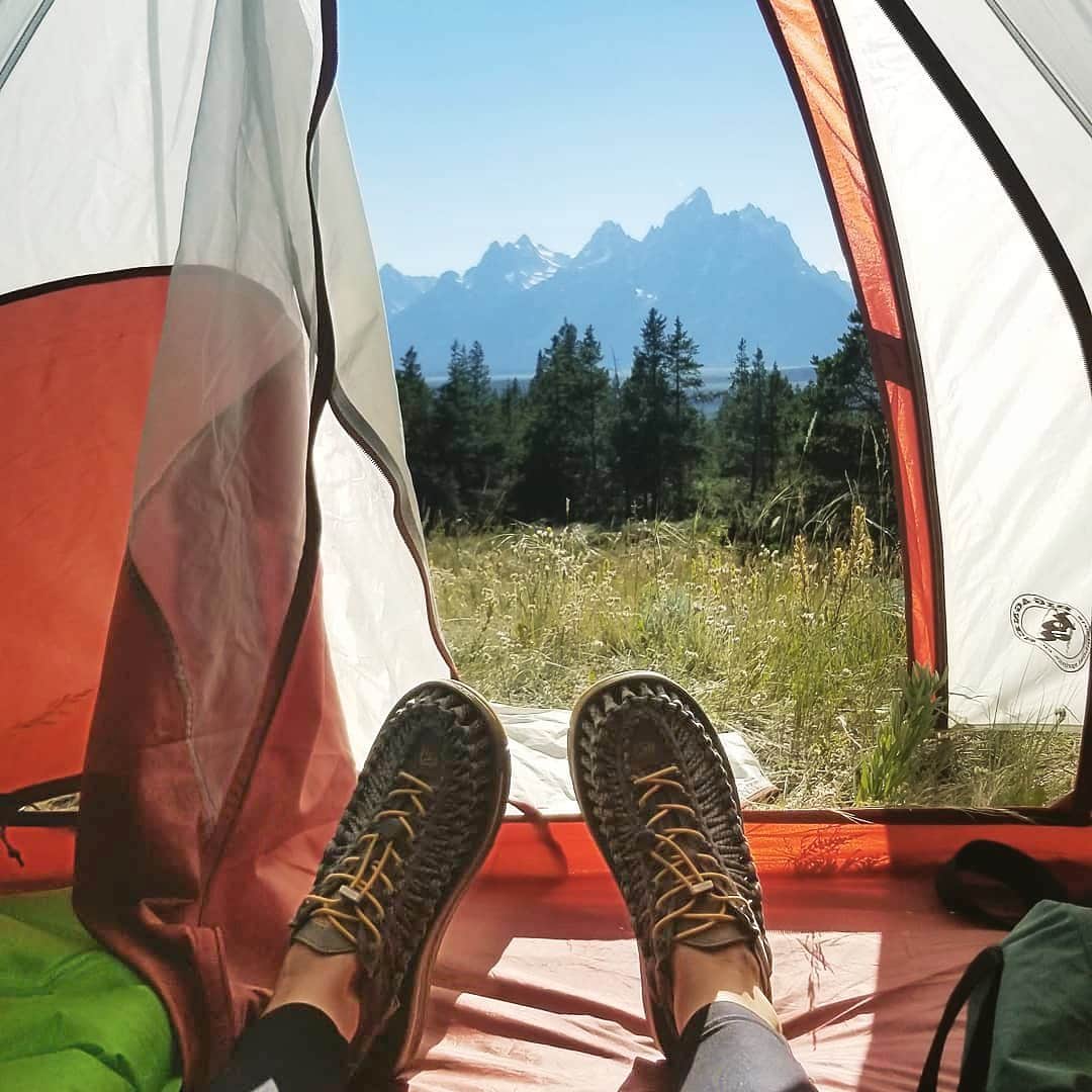 のインスタグラム：「What postal code is this?⁣ ⁣ 📸 KEEN fan: @kelseyann_10⁣ “Not a bad view out of my tent this weekend 💙 If I could open my tent to the Grand Teton every day I would be one happy camper 😉”⁣ ⁣ Shoes: Women’s Uneek」