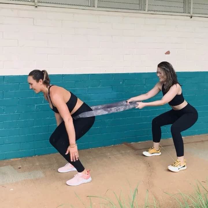 カリッサ・ムーアのインスタグラム：「Working out with a friend is way more fun than doing it alone. Sweating it out with one of my besties before the storm yesterday ☺️💪🏼 @_edoggie」