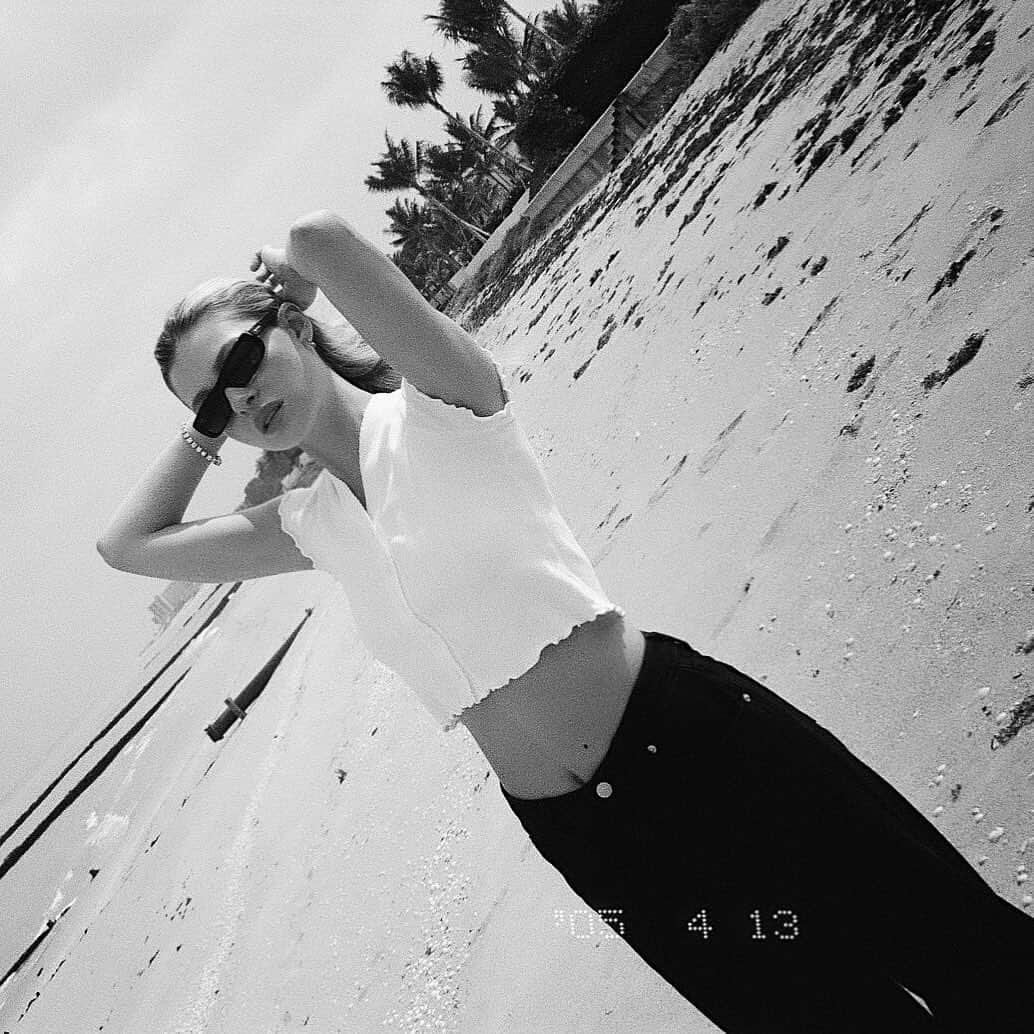 ニコラ・ペルツのインスタグラム：「challenge accepted @victoriabeckham 💖 I’m beyond lucky to have so many strong women in my life that empower me and those around them. what a blessing to have a mom and future mother in law that are both as beautiful inside as they are outside and who are incredible role models for me. i feel so lucky i get to look up to these inspiring woman everyday. @nancylbanks @alex.schack and @lesliefremar you all show up for me everyday i love you all so so much! #womensupportingwomen」
