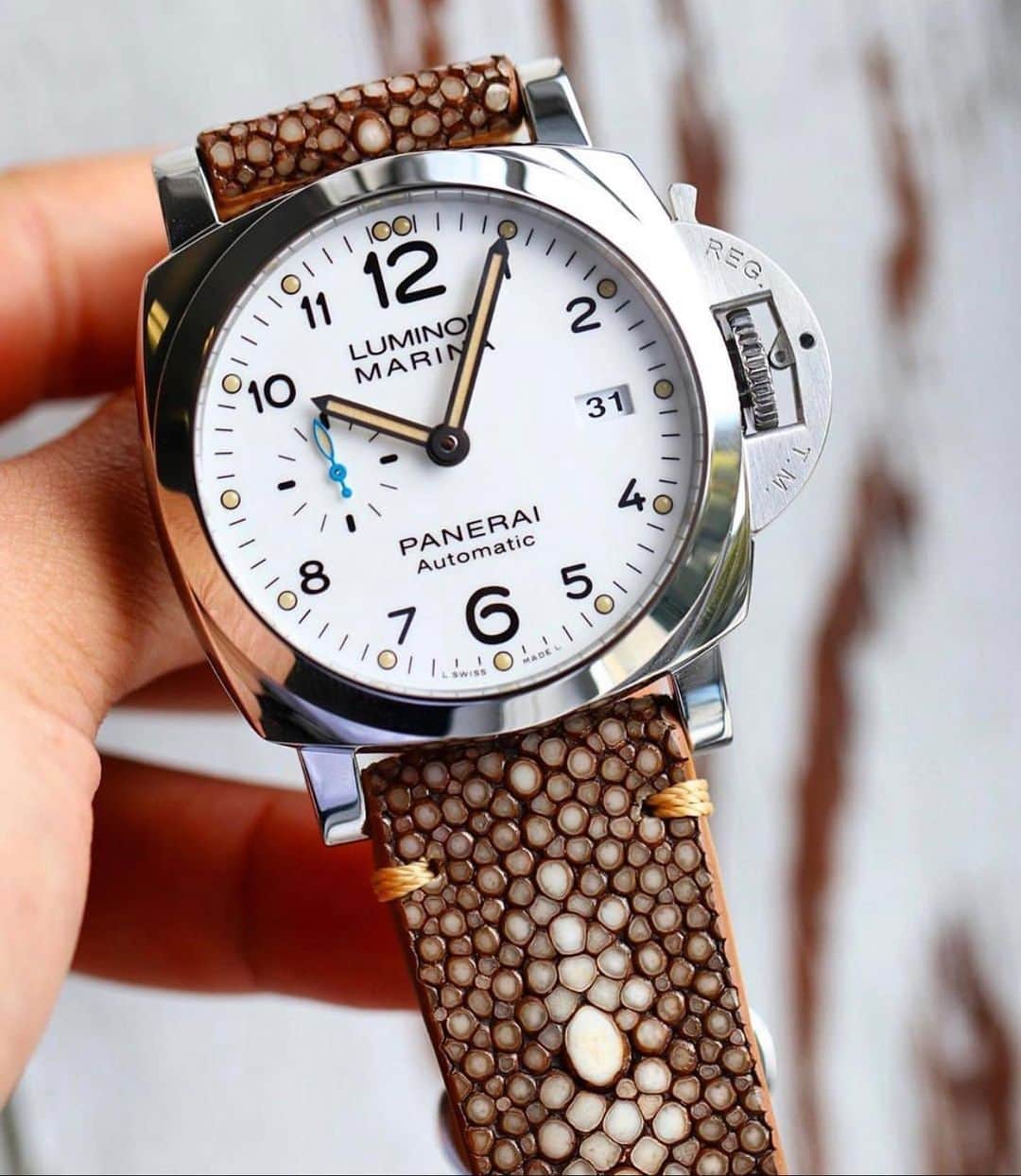 パネライのインスタグラム：「What do you think of white dial #Panerai watches like this #PAM1499 Luminor Marina? Pic by @combat_straps #paneraicentral」