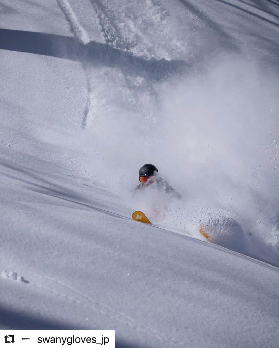 岩本憧子さんのインスタグラム写真 - (岩本憧子Instagram)「. 雨ばっか降るなぁ☔️ . これが全部雪だったらなぁと考える日々。 . スキーがしたい！！ . #vectorglide  #swanygloves  #whitetime_tokyo  #ski  . #Repost @swanygloves_jp with @make_repost ・・・ . . 今年の梅雨はまだ明けないみたいですね。 太陽いっぱいの夏が… そして、早くもスノーシーズンが… 待ち遠しい。 . ということで  今日も雪山の一枚！ . . Rider : Ako Iwamoto Photo: @jun_yamagishi_ . https://swanyglove.jp/ . @akoiwamoto #vectorglide #swanygloves_jp @swanygloves_jp」7月28日 5時27分 - akoiwamoto