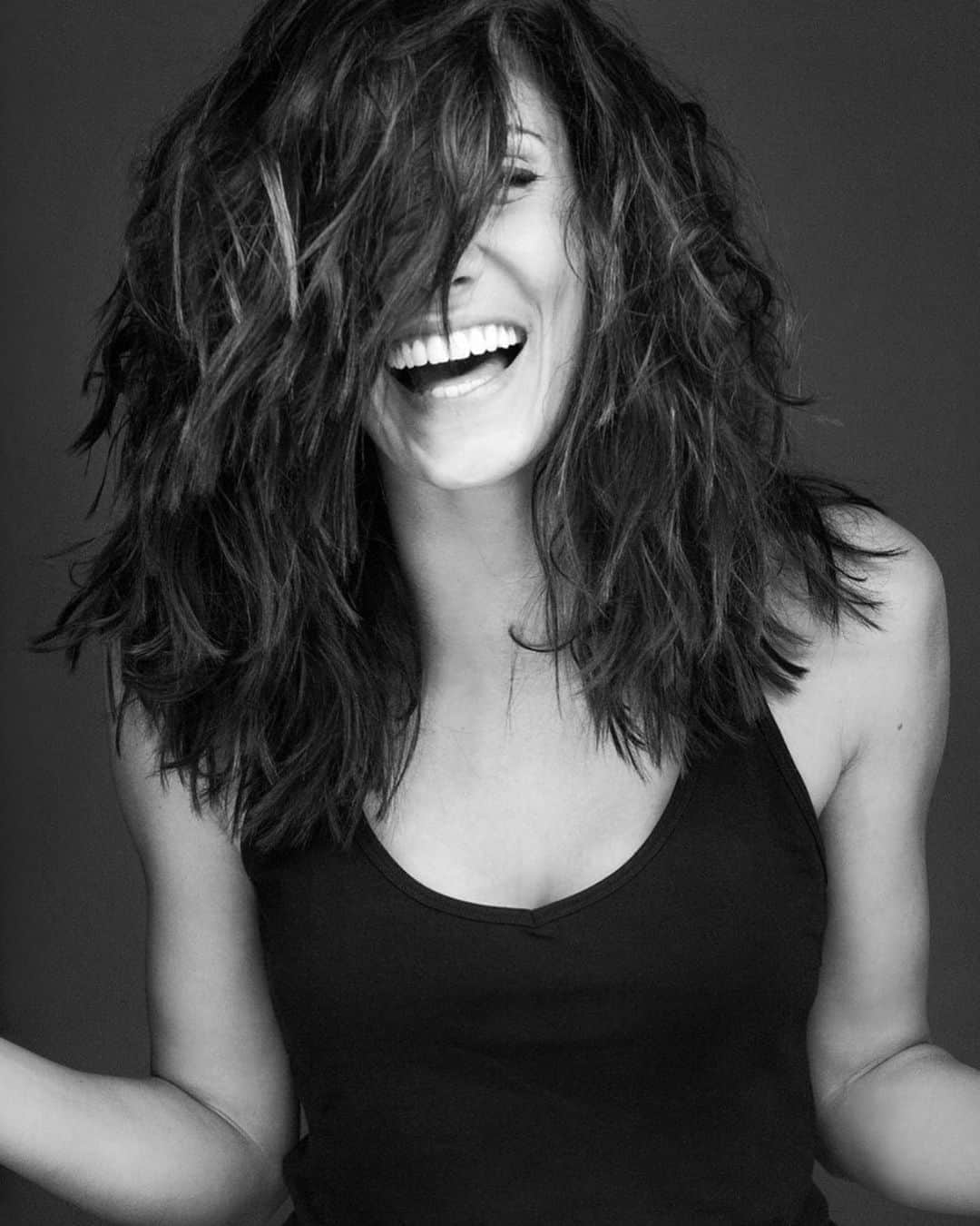 ダニエラ・ルーアのインスタグラム：「Challenge accepted! @mariajoao.bastos @mercedesmason @mrsangelaribeiro1 @jensrichardson @shaunaduggins my incredible friends ♥️ Women supporting and uplifting other women no matter who or where they come from. Partners, mothers, step mothers, single mothers, single ladies, daughters, step daughters, sisters, step sisters, stay at home ladies, working out of the house ladies, and anyone in between... sending you all love and strength ❤️ . Desafio aceite! Mercedes Mason, Angela Ribeiro, Maria João Bastos, Jen Richardson as minhas amigas incríveis ♥️ mulheres a apoiar e a elevar outras mulheres independentemente de quem são ou de onde vêm. Parceiras, mães, madrastas, mães solteiras, solteironas, filhas, enteadas, irmãs, meias irmãs, mulheres que trabalham de casa, mulheres que trabalham fora, e todas as outras... mando-vos um xi-coração e muita força ♥️ . 📸 @miguelangelostudio」