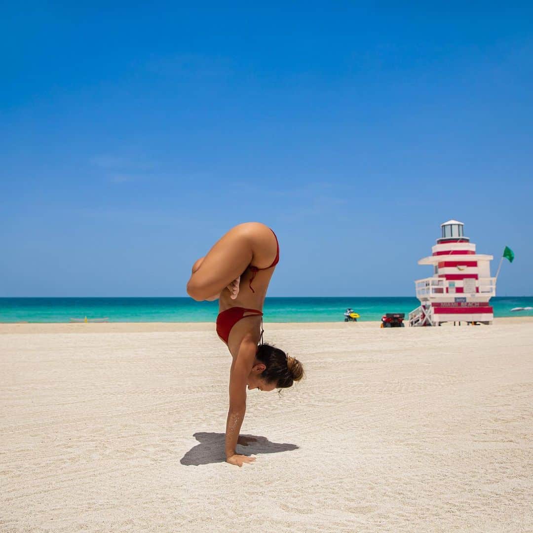 キノ・マクレガ―さんのインスタグラム写真 - (キノ・マクレガ―Instagram)「It’s that classic Miami summer sun ☀️ It’s why I live here. Did you know that I am also born and raised here? I moved away, first to the northeast, then other places, but it was always the sunny sky, the warm water and tropical vibe that brought me back. While I love all types of nature, I always want to live near the beach. _ My new book Get Your Yoga On is #1 new release. Thanks for your support! If you haven’t preordered yet, the link is in my bio. _ Day 27 #journeytohandstandchallenge is #handstand lotus  Check the collage for modifications. Practice every day of the challenge with me on @omstarsofficial  _ Join Omstars today to get instant access to my 30 Day Journey to Handstand Course? Sign up with our summer sale and enter the code JOURNEYTOHANDSTAND. A portion of all proceeds will be dontated to a COVID-19 relief fund in support Black and Indigenous Womxn. We’ve already raised more the $3000! Let’s get stronger together. _  #miami #yoga #yogi #handstand  Challenge sponsors @vayumudra @shophalfmoon  _ Photo @ifilmyoga  🤸‍♀️ 🤸🏼‍♂️ 💕」7月28日 5時42分 - kinoyoga