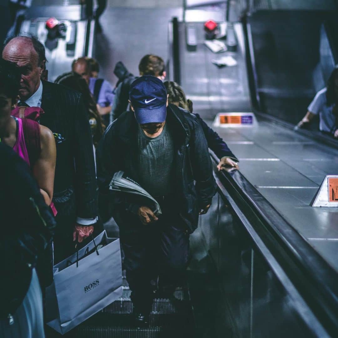 Tony Hsiehのインスタグラム：「When it comes to escalators, you might be surprised to realize that the person who's usually in a hurry is slowing everyone down. Don't believe me? Check out this article by Lesley Strawderman by tapping the link in my bio.   #TonysRabbitHoleTour *Posted by Michelle」
