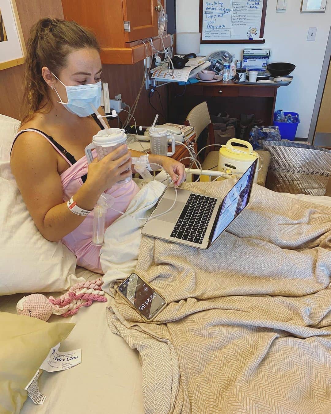 Camille Leblanc-Bazinetさんのインスタグラム写真 - (Camille Leblanc-BazinetInstagram)「Working on my business, pumping, staying covid safe, reading some books, journaling to stay mentally saine, changing diapers every 3 hours, sleeping about 4 hours/ night and so much more And yep still at the hospital 🤪  But  Zoe is 2 weeks old today 😍 And we couldn’t be happier   It’s true what they say: Mom CAN do it all 💥💪  #multitasking #momlife」7月28日 5時47分 - camillelbaz