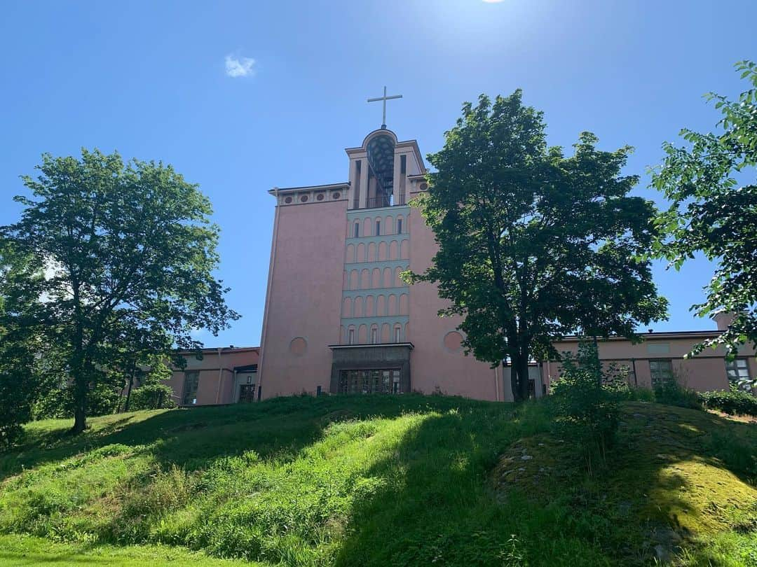 田中亜土夢さんのインスタグラム写真 - (田中亜土夢Instagram)「ピンクの教会⛪️  #töölönkirkko  #töölö #ヘルシンキ #フィンランド #北欧に行きたい気持ちを満たそう #ピンク #pink  #教会 #church」7月28日 5時48分 - atom_tanaka_official