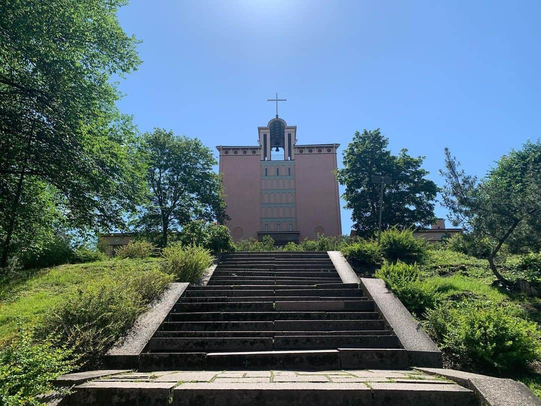 田中亜土夢さんのインスタグラム写真 - (田中亜土夢Instagram)「ピンクの教会⛪️  #töölönkirkko  #töölö #ヘルシンキ #フィンランド #北欧に行きたい気持ちを満たそう #ピンク #pink  #教会 #church」7月28日 5時48分 - atom_tanaka_official