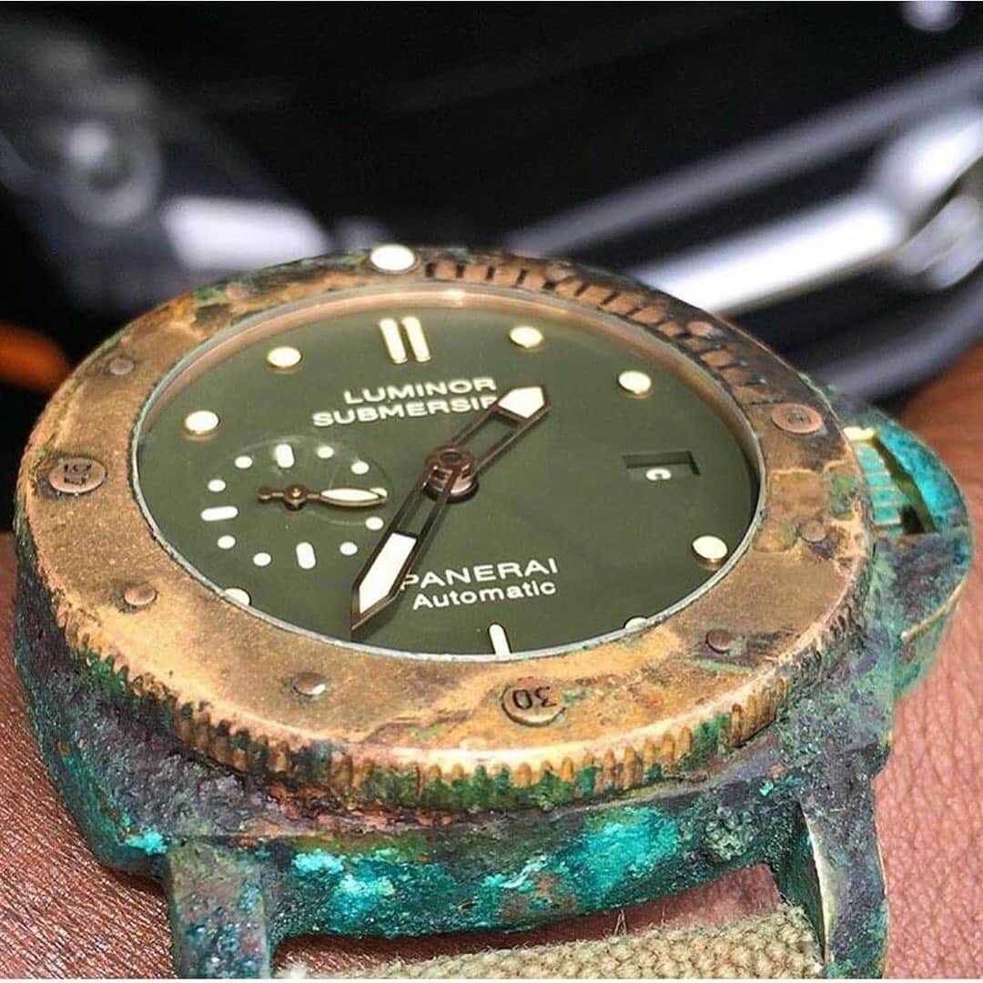 Daily Watchさんのインスタグラム写真 - (Daily WatchInstagram)「Should you ever lose your Bronzo in the ocean and it washed to shore 10 years later it might look like this 😅🌊 Probably the most famous Panerai watch on Instagram. The Panerai Bronzo PAM382 nicknamed “Titanic”. Photo by @mrniceart #DailyWatch」7月28日 5時50分 - dailywatch